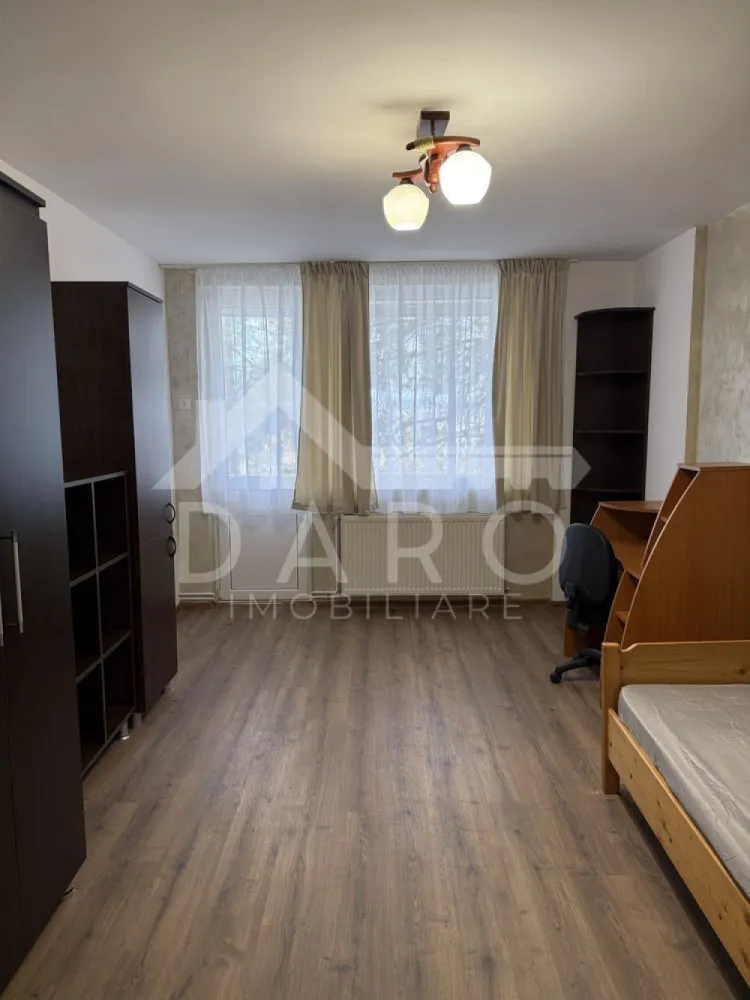 Apartament 2 camere decomandat, zona Aleea Cornisa - 🏡 Apartament 2 camere decomandat – Cornișa | 450 €/lună 🎓
✨ Cauți un apartament renovat, aproape de UMF, într-o zonă liniștită?
Acesta este exact ce îți trebuie!
📍 Locație: Târgu Mureș – Aleea Cornișa
🏢 Etaj: 3
💰 Chirie: 450 €/lună
🛏️ Compartimentare: decomandat
🔑 Compartimentare practică:
🛋️ 2 camere separate
🍽️ Bucătărie
🛁 Baie
🧺 Cămară
🌿 Terasă
✔️ Apartament recent renovat
✔️ Luminos și bine compartimentat
✔️ Zonă liniștită
✔️ Aproape de UMF și Spitalul Județean
💡 Ideal pentru studenți, medici rezidenți sau cupluri
📞 Pentru detalii și vizionări: 0749 535 729
👩‍💼 Coman Maria – Daro Imobiliare
💭 Te gândești să-ți cumperi propriul apartament?
Prin Kiwi Finance beneficiezi de:
✔️ analiză GRATUITĂ a eligibilității
✔️ acces la oferte de la peste 12 bănci
✔️ negocierea dobânzii în favoarea ta
✔️ suport complet până la semnare