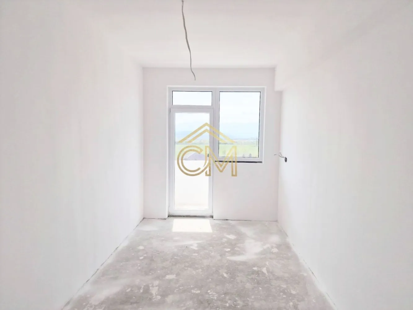 Apartament 2 Camere-Decomandat-59 MPU-Balcon-Etaj 2 - Vă oferim spre vânzare un apartament cu 2 camere, complet decomandat, situat într-o zonă aerisită și în plină dezvoltare din Șelimbăr. Proprietatea se remarcă prin compartimentarea clasică și foarte căutată: bucătărie complet închisă și baie cu geam pentru o ventilație naturală optimă.

Cu o suprafață totală de 85 mp (59 mp utili), locuința oferă spații generoase, finisaje de calitate și un loc de parcare privat inclus în preț.

 Compartimentare și Suprafețe
Suprafață utilă: 59 mp

Suprafață totală: 85 mp

Living luminos și primitor

Bucătărie închisă (separată de zona de zi, ideală pentru cei care gătesc des)

Dormitor confortabil și spațios

Hol generos, ideal pentru dressing/spații de depozitare

Baie dotată cu geam pentru aerisire directă

Balcon

 Stadiu de Predare: La Alb sau La Cheie
Apartamentul se predă standard la stadiul „La Alb” (șapă turnată, pereți gletuiți, instalații electrice și sanitare trase pe poziție, centrală termică, calorifere/încălzire în pardoseală, geamuri termopan și ușă metalică la intrare).

 Vrei să te muți direct? Există posibilitatea de a preda apartamentul „La Cheie”. Vă puteți alege finisajele (gresie, faianță, parchet, uși interioare), iar echipa noastră se va ocupa de tot, contra cost, în funcție de bugetul ales.

 Beneficii incluse
Loc de parcare privat (delimitat și intabulat) inclus în prețul afișat.

Compartimentare ideală: complet decomandat, fără spații pierdute.

Locație excelentă în Șelimbăr, aproape de zone comerciale, dar ferită de zgomotul arterelor principale.

 Contact și Vizionări
Pentru mai multe detalii, schița apartamentului sau pentru a stabili o vizionare, vă stăm la dispoziție:

Telefon: 0732258587