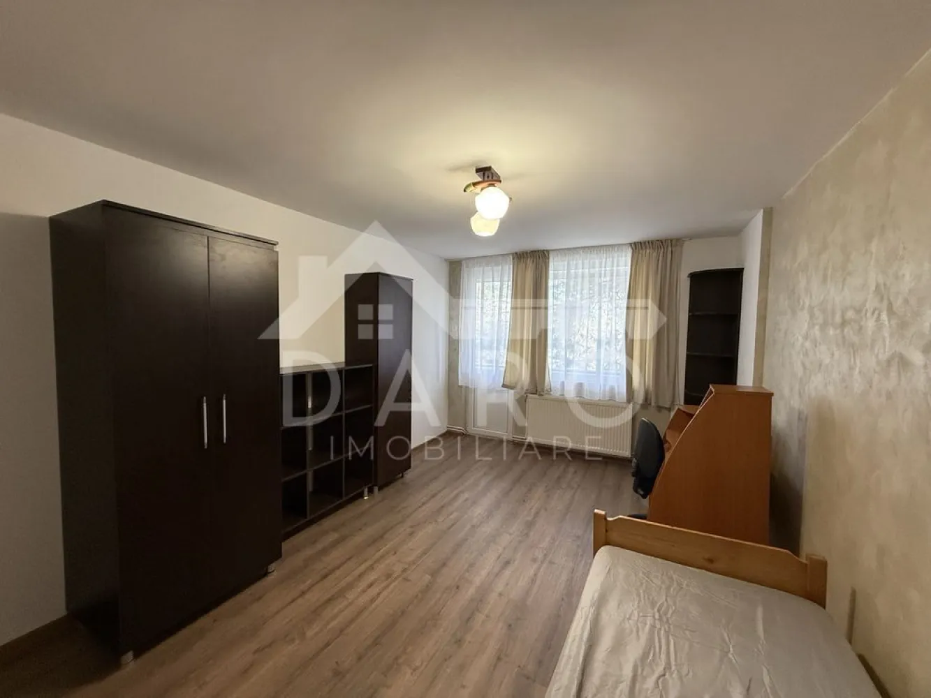 Apartament 2 camere decomandat, zona Aleea Cornisa
