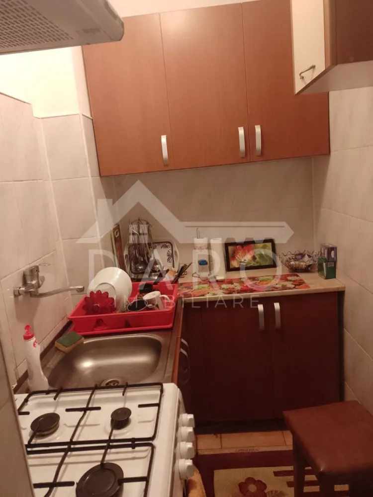 Vânzare apartament 2 camere - 🏡 Apartament 2 camere – Ady Endre | Etaj 4 | 55.000 €
✨ O oportunitate excelentă pentru investiție sau locuință proprie!
📍 Locație: Târgu Mureș – zona Ady Endre
📐 Suprafață: 27 mp
🏢 Etaj: 4 din 4 (acoperiș izolat)
🛏️ Compartimentare: nedecomandat
💰 Preț: 55.000 €
🔑 Detalii apartament:
🛋️ 2 camere
🍽️ Bucătărie
🛁 Baie
✔️ Confort 2
✔️ Centrală termică proprie Ariston (nouă)
✔️ Geamuri termopan
✔️ Ușă metalică
✔️ Acoperiș izolat
💡 Ideal pentru închiriere sau locuit, cu costuri reduse
📞 Pentru detalii și vizionări: 0749 535 729
👩‍💼 Coman Maria – Daro Imobiliare
💭 Vrei să-l cumperi prin credit?
Prin Kiwi Finance beneficiezi de:
✔️ analiză GRATUITĂ a eligibilității
✔️ acces la oferte de la peste 12 bănci
✔️ negocierea dobânzii în favoarea ta
✔️ suport complet până la semnare