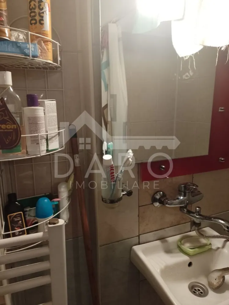 Vânzare apartament 2 camere - 🏡 Apartament 2 camere – Ady Endre | Etaj 4 | 55.000 €
✨ O oportunitate excelentă pentru investiție sau locuință proprie!
📍 Locație: Târgu Mureș – zona Ady Endre
📐 Suprafață: 27 mp
🏢 Etaj: 4 din 4 (acoperiș izolat)
🛏️ Compartimentare: nedecomandat
💰 Preț: 55.000 €
🔑 Detalii apartament:
🛋️ 2 camere
🍽️ Bucătărie
🛁 Baie
✔️ Confort 2
✔️ Centrală termică proprie Ariston (nouă)
✔️ Geamuri termopan
✔️ Ușă metalică
✔️ Acoperiș izolat
💡 Ideal pentru închiriere sau locuit, cu costuri reduse
📞 Pentru detalii și vizionări: 0749 535 729
👩‍💼 Coman Maria – Daro Imobiliare
💭 Vrei să-l cumperi prin credit?
Prin Kiwi Finance beneficiezi de:
✔️ analiză GRATUITĂ a eligibilității
✔️ acces la oferte de la peste 12 bănci
✔️ negocierea dobânzii în favoarea ta
✔️ suport complet până la semnare