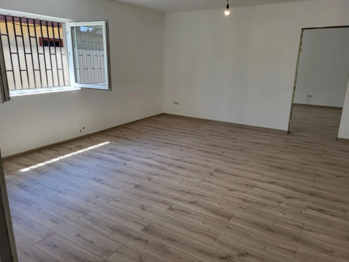 CASA DE VANZARE LUMINA, CONSTANTA - 🏡 Casă 3 camere decomandată – Lumina, Constanța | Spațiu, confort &amp; liniște✨ Cauți o casă aproape de mare, dar departe de aglomerație? Ai găsit-o!📍 Situată în Lumina, într-o zonă rezidențială liniștită, la doar 7-8 km de plajă 🌊📐 Suprafață utilă: 110 mp🌳 Teren: 300 mp🚗 Loc de parcare în curte💰 Preț: 130.000 €🛋️ Compartimentare: ✔️ Living spațios și luminos✔️ 2 dormitoare confortabile✔️ Bucătărie generoasă✔️ Baie + hol🔝 De ce merită: ✨ Construcție solidă, cu materiale de calitate🏠 Acoperiș în 4 ape – rezistență &amp; izolație top⬆️ Posibilitate mansardă – extinzi spațiul cum vrei🌳 Curte proprie – perfectă pentru relaxare, grătar sau familie🚗 Acces rapid către Constanța💡 Ideală pentru familie sau investiție – zonă în plină dezvoltare!📲 Scrie-mi sau suna-ma pentru detalii sau vizionare!