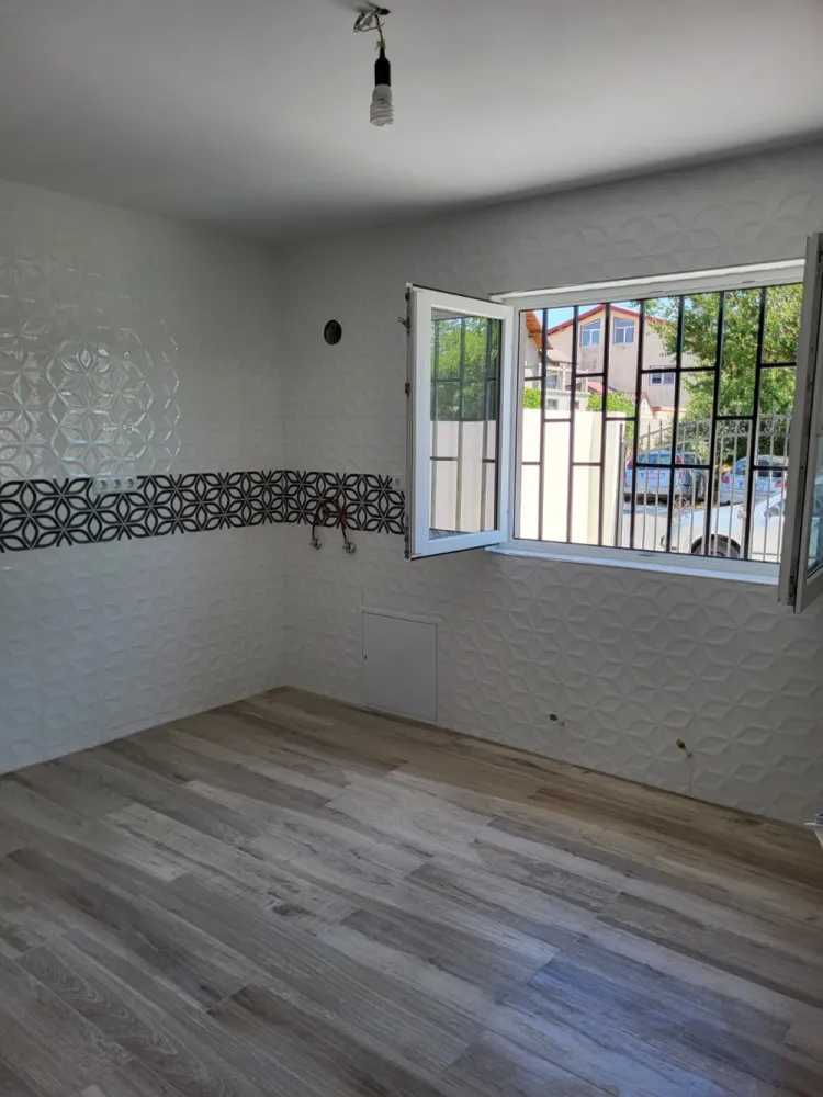 CASA DE VANZARE LUMINA, CONSTANTA - 🏡 Casă 3 camere decomandată – Lumina, Constanța | Spațiu, confort &amp; liniște✨ Cauți o casă aproape de mare, dar departe de aglomerație? Ai găsit-o!📍 Situată în Lumina, într-o zonă rezidențială liniștită, la doar 7-8 km de plajă 🌊📐 Suprafață utilă: 110 mp🌳 Teren: 300 mp🚗 Loc de parcare în curte💰 Preț: 130.000 €🛋️ Compartimentare: ✔️ Living spațios și luminos✔️ 2 dormitoare confortabile✔️ Bucătărie generoasă✔️ Baie + hol🔝 De ce merită: ✨ Construcție solidă, cu materiale de calitate🏠 Acoperiș în 4 ape – rezistență &amp; izolație top⬆️ Posibilitate mansardă – extinzi spațiul cum vrei🌳 Curte proprie – perfectă pentru relaxare, grătar sau familie🚗 Acces rapid către Constanța💡 Ideală pentru familie sau investiție – zonă în plină dezvoltare!📲 Scrie-mi sau suna-ma pentru detalii sau vizionare!