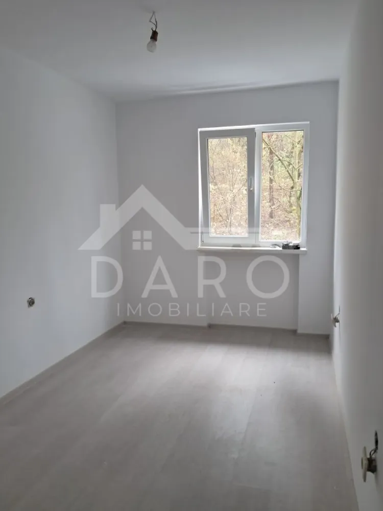 🏡 Garsonieră renovată – Etaj 2 | 25.500 € ✨ - 🏡 Garsonieră renovată – Etaj 2 | 25.500 € ✨
💡 Oportunitate excelentă pentru investiție sau locuință proprie!
📍 Locație: Târgu Mureș
📐 Suprafață: 13 mp
🏢 Etaj: 2 din 4
💰 Preț: 25.500 €
🔑 Detalii garsonieră:
🛏️ Spațiu eficient compartimentat
🛁 Baie (se predă complet utilată)
✔️ Renovată complet
✔️ Parchet nou + izolație
✔️ Instalație electrică îmbunătățită
✔️ Tablou electric nou
✔️ Geam termopan
✔️ Ușă metalică
🛁 Baie utilată (inclus în preț):
WC nou
Lavoar + baterie
Oglindă
☀️ Luminoasă, poziționare foarte bună
💡 Ideală pentru închiriere rapidă sau locuit, cu investiție mică
📞 Pentru detalii și vizionări: 0749 535 729
👩‍💼 Coman Maria – Daro Imobiliare
💭 Vrei să o cumperi prin credit?
Prin Kiwi Finance beneficiezi de:
✔️ analiză GRATUITĂ a eligibilității
✔️ acces la oferte de la peste 12 bănci
✔️ negocierea dobânzii în favoarea ta
✔️ suport complet până la semnare