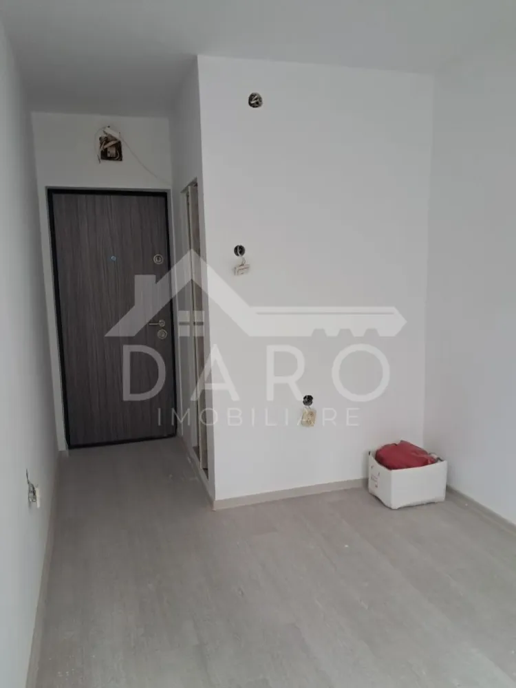 🏡 Garsonieră renovată – Etaj 2 | 25.500 € ✨ - 🏡 Garsonieră renovată – Etaj 2 | 25.500 € ✨
💡 Oportunitate excelentă pentru investiție sau locuință proprie!
📍 Locație: Târgu Mureș
📐 Suprafață: 13 mp
🏢 Etaj: 2 din 4
💰 Preț: 25.500 €
🔑 Detalii garsonieră:
🛏️ Spațiu eficient compartimentat
🛁 Baie (se predă complet utilată)
✔️ Renovată complet
✔️ Parchet nou + izolație
✔️ Instalație electrică îmbunătățită
✔️ Tablou electric nou
✔️ Geam termopan
✔️ Ușă metalică
🛁 Baie utilată (inclus în preț):
WC nou
Lavoar + baterie
Oglindă
☀️ Luminoasă, poziționare foarte bună
💡 Ideală pentru închiriere rapidă sau locuit, cu investiție mică
📞 Pentru detalii și vizionări: 0749 535 729
👩‍💼 Coman Maria – Daro Imobiliare
💭 Vrei să o cumperi prin credit?
Prin Kiwi Finance beneficiezi de:
✔️ analiză GRATUITĂ a eligibilității
✔️ acces la oferte de la peste 12 bănci
✔️ negocierea dobânzii în favoarea ta
✔️ suport complet până la semnare