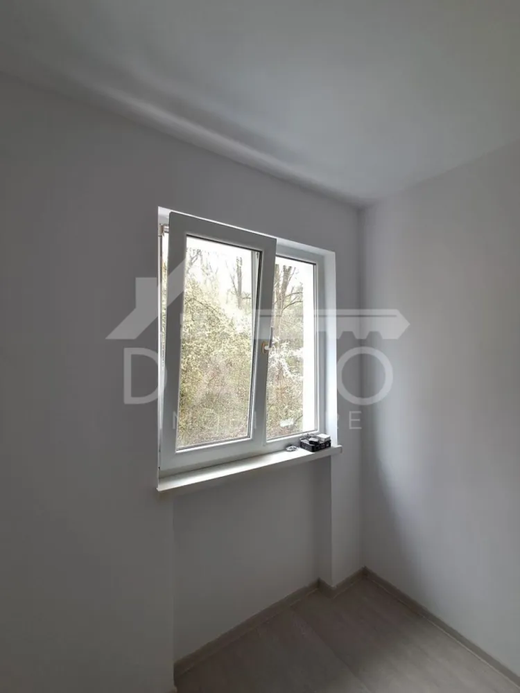 🏡 Garsonieră renovată – Etaj 2 | 25.500 € ✨ - 🏡 Garsonieră renovată – Etaj 2 | 25.500 € ✨
💡 Oportunitate excelentă pentru investiție sau locuință proprie!
📍 Locație: Târgu Mureș
📐 Suprafață: 13 mp
🏢 Etaj: 2 din 4
💰 Preț: 25.500 €
🔑 Detalii garsonieră:
🛏️ Spațiu eficient compartimentat
🛁 Baie (se predă complet utilată)
✔️ Renovată complet
✔️ Parchet nou + izolație
✔️ Instalație electrică îmbunătățită
✔️ Tablou electric nou
✔️ Geam termopan
✔️ Ușă metalică
🛁 Baie utilată (inclus în preț):
WC nou
Lavoar + baterie
Oglindă
☀️ Luminoasă, poziționare foarte bună
💡 Ideală pentru închiriere rapidă sau locuit, cu investiție mică
📞 Pentru detalii și vizionări: 0749 535 729
👩‍💼 Coman Maria – Daro Imobiliare
💭 Vrei să o cumperi prin credit?
Prin Kiwi Finance beneficiezi de:
✔️ analiză GRATUITĂ a eligibilității
✔️ acces la oferte de la peste 12 bănci
✔️ negocierea dobânzii în favoarea ta
✔️ suport complet până la semnare