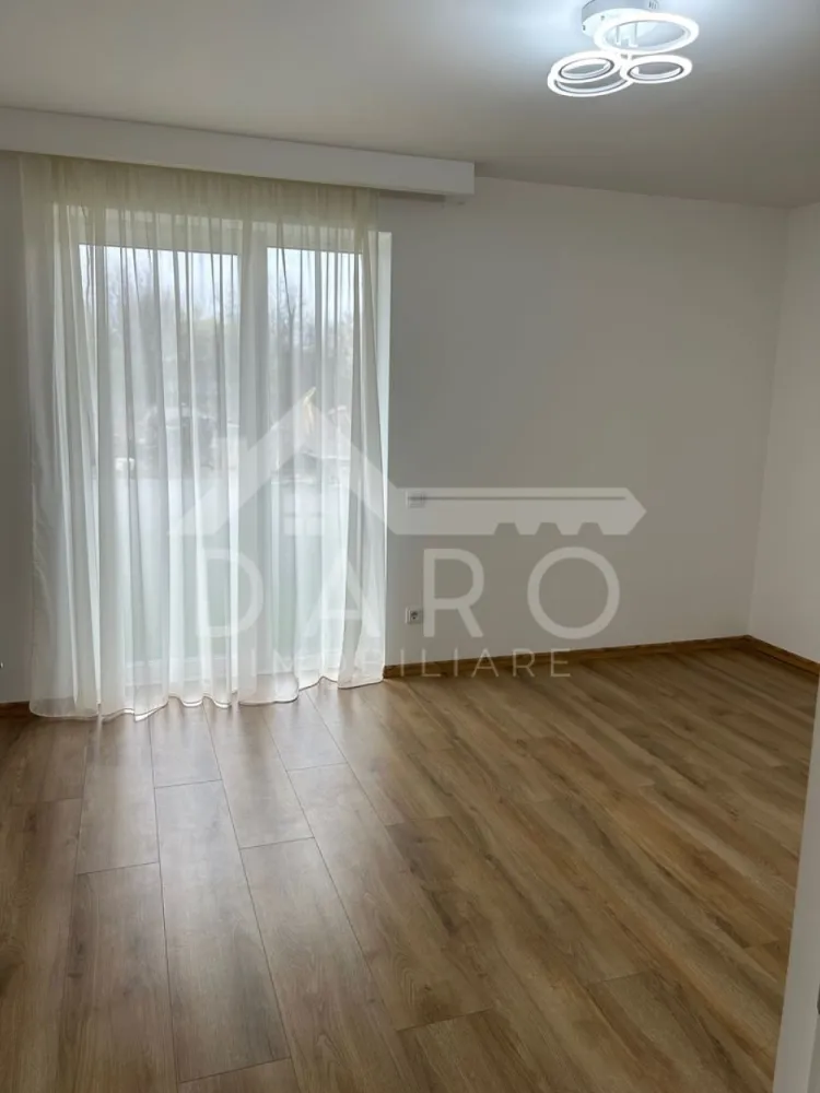 🏡 Apartament 2 camere – Ama Residence | Grădină | Parcare |400 €/lună - 🏡 Apartament 2 camere – Ama Residence | Grădină | Parcare | 400 €/lună 🌿
✨ Cauți un apartament nou, spațios, cu grădină proprie?
Acesta este exact ce îți trebuie!
📍 Locație: Târgu Mureș – Ama Residence
📐 Suprafață: 56 mp + grădină 30 mp
🏢 Etaj: Parter
💰 Chirie: 400 €/lună
🔑 Compartimentare:
🛋️ Living
🛏️ Dormitor
🍽️ Bucătărie
🛁 Baie
🚪 Hol
🌿 Bonusuri care fac diferența:
grădină proprie de 30 mp 🌳
loc de parcare acoperit 🚗
boxă pentru depozitare 📦
✔️ Construcție nouă – 2024
✔️ Apartament spațios
✔️ Parțial mobilat
💡 Ideal atât pentru locuit, cât și pentru activități comerciale (contabilitate, salon, cabinet etc.)
📞 Pentru detalii și vizionări: 0749 535 729
👩‍💼 Coman Maria – Daro Imobiliare
💭 Te gândești să-ți cumperi propriul apartament?
Prin Kiwi Finance beneficiezi de:
✔️ analiză GRATUITĂ a eligibilității
✔️ acces la oferte de la peste 12 bănci
✔️ negocierea dobânzii în favoarea ta
✔️ suport complet până la semnare