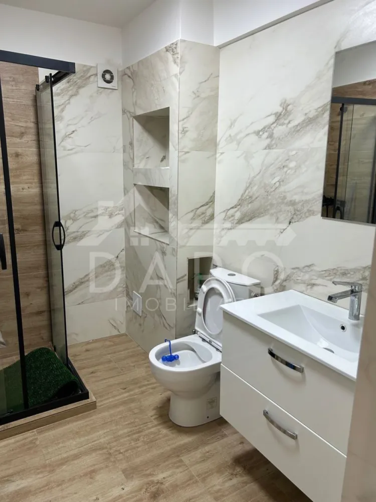🏡 Apartament 2 camere – Ama Residence | Grădină | Parcare |400 €/lună - 🏡 Apartament 2 camere – Ama Residence | Grădină | Parcare | 400 €/lună 🌿
✨ Cauți un apartament nou, spațios, cu grădină proprie?
Acesta este exact ce îți trebuie!
📍 Locație: Târgu Mureș – Ama Residence
📐 Suprafață: 56 mp + grădină 30 mp
🏢 Etaj: Parter
💰 Chirie: 400 €/lună
🔑 Compartimentare:
🛋️ Living
🛏️ Dormitor
🍽️ Bucătărie
🛁 Baie
🚪 Hol
🌿 Bonusuri care fac diferența:
grădină proprie de 30 mp 🌳
loc de parcare acoperit 🚗
boxă pentru depozitare 📦
✔️ Construcție nouă – 2024
✔️ Apartament spațios
✔️ Parțial mobilat
💡 Ideal atât pentru locuit, cât și pentru activități comerciale (contabilitate, salon, cabinet etc.)
📞 Pentru detalii și vizionări: 0749 535 729
👩‍💼 Coman Maria – Daro Imobiliare
💭 Te gândești să-ți cumperi propriul apartament?
Prin Kiwi Finance beneficiezi de:
✔️ analiză GRATUITĂ a eligibilității
✔️ acces la oferte de la peste 12 bănci
✔️ negocierea dobânzii în favoarea ta
✔️ suport complet până la semnare