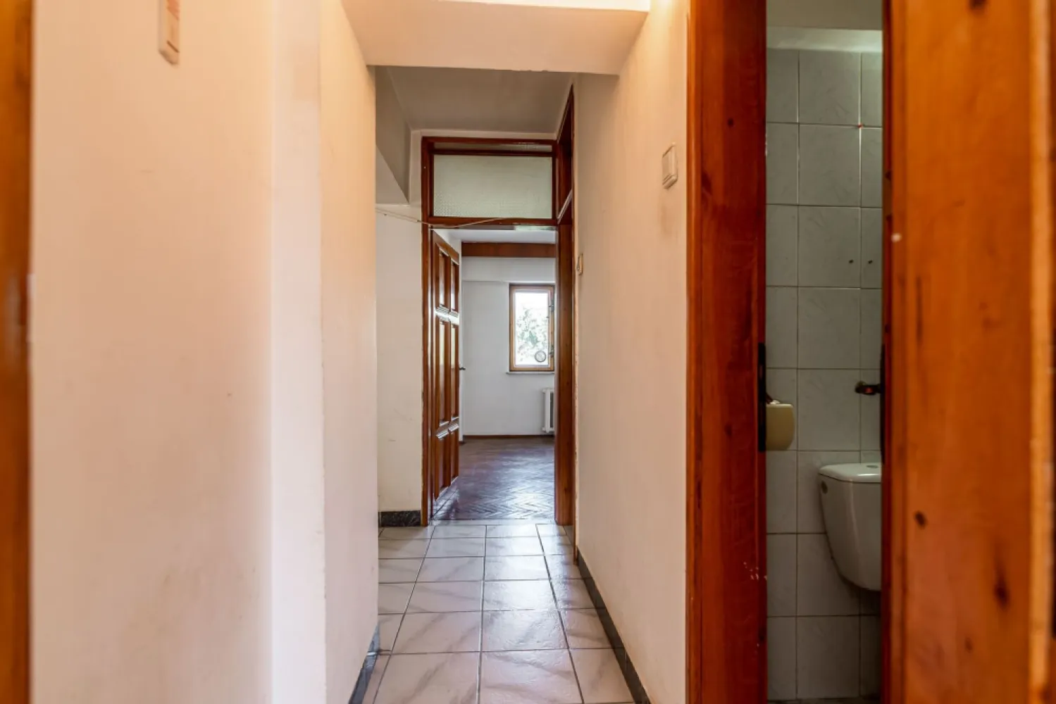 Apartament 4 camere | Bloc Z27 | Calea Aurel Vlaicu - Cauți un apartament spațios pe care să îl amenajezi exact așa cum îți dorești? Acest apartament cu 4 camere, situat în blocul Z27, vizavi de Biserica Catolică, poate fi alegerea potrivită.

✔️ 124 mp suprafață construită
✔️ Compartimentare decomandată
✔️ Etaj 3 din 8, bloc cu lift
✔️ 2 băi și bucătărie generoasă
✔️ Vedere pe ambele părți ale blocului
✔️ Necesită renovare – ideal pentru personalizare după propriul gust

Poziționat într-o zonă apreciată, cu acces rapid la magazine, școli, mijloace de transport și toate facilitățile necesare.

📞 Andreea Szuchanszki – Consultant Imobiliar
0742 267 773 | Telefon / WhatsApp