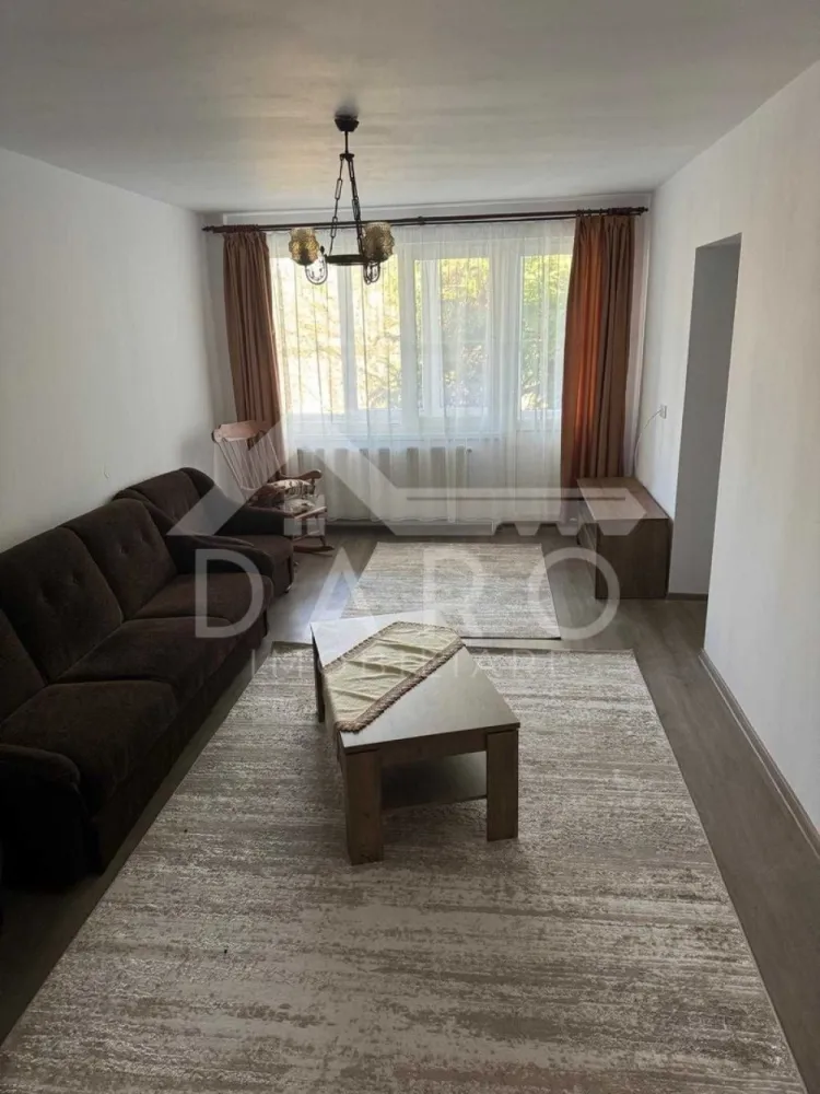🏡 Apartament 3 camere, 2 băi – 7 Noiembrie | 500 €/lună ✨ - 🏡 Apartament 3 camere, 2 băi – 7 Noiembrie | 500 €/lună ✨
🔥 Apartament renovat complet, mobilat și utilat nou – disponibil imediat!
📍 Locație: Târgu Mureș – cartier 7 Noiembrie
📐 Suprafață: 69 mp
🏢 Etaj: 4
💰 Chirie: 500 €/lună
🔑 Compartimentare:
🛋️ Living
🛏️ 2 dormitoare
🛁 2 băi
🍽️ Bucătărie separată + cămară
🌿 Balcon închis
✔️ Apartament decomandat
✔️ Mobilier nou
✔️ Electrocasnice noi (mașină de spălat, frigider)
✔️ Centrală termică proprie
✔️ Spații de depozitare
🌿 Bloc & zonă:
bloc reabilitat
zonă liniștită
aproape de UMFST, magazine, farmacii
acces rapid către centru
transport în comun în apropiere
📌 Condiții:
garanție: o lună
contract minim 12 luni
disponibil imediat
💡 Ideal pentru familii, studenți sau medici rezidenți
📞 Pentru detalii și vizionări: 0749 535 729
👩‍💼 Coman Maria – Daro Imobiliare
💭 Te gândești să-ți cumperi propriul apartament?
Prin Kiwi Finance beneficiezi de:
✔️ analiză GRATUITĂ a eligibilității
✔️ acces la oferte de la peste 12 bănci
✔️ negocierea dobânzii în favoarea ta
✔️ suport complet până la semnare