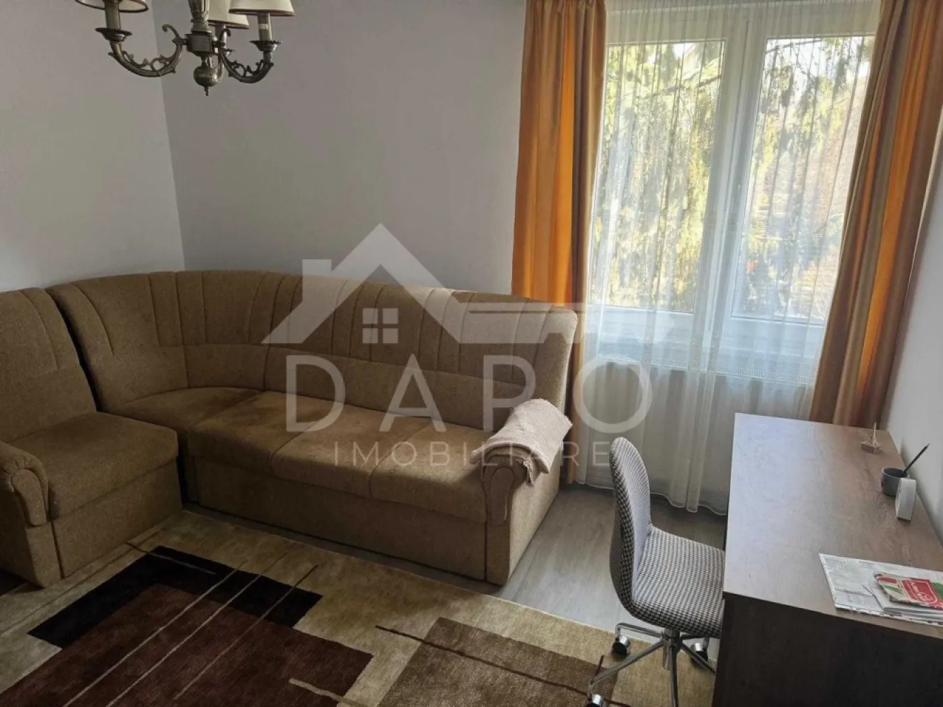 🏡 Apartament 3 camere, 2 băi – 7 Noiembrie | 500 €/lună ✨ - 🏡 Apartament 3 camere, 2 băi – 7 Noiembrie | 500 €/lună ✨
🔥 Apartament renovat complet, mobilat și utilat nou – disponibil imediat!
📍 Locație: Târgu Mureș – cartier 7 Noiembrie
📐 Suprafață: 69 mp
🏢 Etaj: 4
💰 Chirie: 500 €/lună
🔑 Compartimentare:
🛋️ Living
🛏️ 2 dormitoare
🛁 2 băi
🍽️ Bucătărie separată + cămară
🌿 Balcon închis
✔️ Apartament decomandat
✔️ Mobilier nou
✔️ Electrocasnice noi (mașină de spălat, frigider)
✔️ Centrală termică proprie
✔️ Spații de depozitare
🌿 Bloc & zonă:
bloc reabilitat
zonă liniștită
aproape de UMFST, magazine, farmacii
acces rapid către centru
transport în comun în apropiere
📌 Condiții:
garanție: o lună
contract minim 12 luni
disponibil imediat
💡 Ideal pentru familii, studenți sau medici rezidenți
📞 Pentru detalii și vizionări: 0749 535 729
👩‍💼 Coman Maria – Daro Imobiliare
💭 Te gândești să-ți cumperi propriul apartament?
Prin Kiwi Finance beneficiezi de:
✔️ analiză GRATUITĂ a eligibilității
✔️ acces la oferte de la peste 12 bănci
✔️ negocierea dobânzii în favoarea ta
✔️ suport complet până la semnare