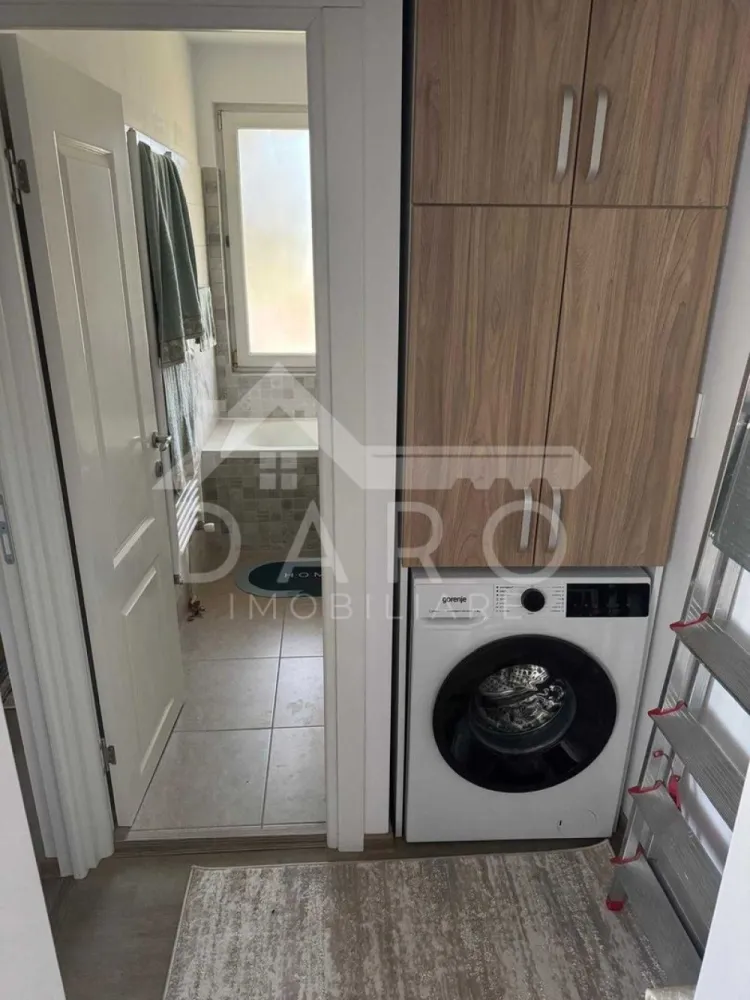 🏡 Apartament 3 camere, 2 băi – 7 Noiembrie | 500 €/lună ✨ - 🏡 Apartament 3 camere, 2 băi – 7 Noiembrie | 500 €/lună ✨
🔥 Apartament renovat complet, mobilat și utilat nou – disponibil imediat!
📍 Locație: Târgu Mureș – cartier 7 Noiembrie
📐 Suprafață: 69 mp
🏢 Etaj: 4
💰 Chirie: 500 €/lună
🔑 Compartimentare:
🛋️ Living
🛏️ 2 dormitoare
🛁 2 băi
🍽️ Bucătărie separată + cămară
🌿 Balcon închis
✔️ Apartament decomandat
✔️ Mobilier nou
✔️ Electrocasnice noi (mașină de spălat, frigider)
✔️ Centrală termică proprie
✔️ Spații de depozitare
🌿 Bloc & zonă:
bloc reabilitat
zonă liniștită
aproape de UMFST, magazine, farmacii
acces rapid către centru
transport în comun în apropiere
📌 Condiții:
garanție: o lună
contract minim 12 luni
disponibil imediat
💡 Ideal pentru familii, studenți sau medici rezidenți
📞 Pentru detalii și vizionări: 0749 535 729
👩‍💼 Coman Maria – Daro Imobiliare
💭 Te gândești să-ți cumperi propriul apartament?
Prin Kiwi Finance beneficiezi de:
✔️ analiză GRATUITĂ a eligibilității
✔️ acces la oferte de la peste 12 bănci
✔️ negocierea dobânzii în favoarea ta
✔️ suport complet până la semnare