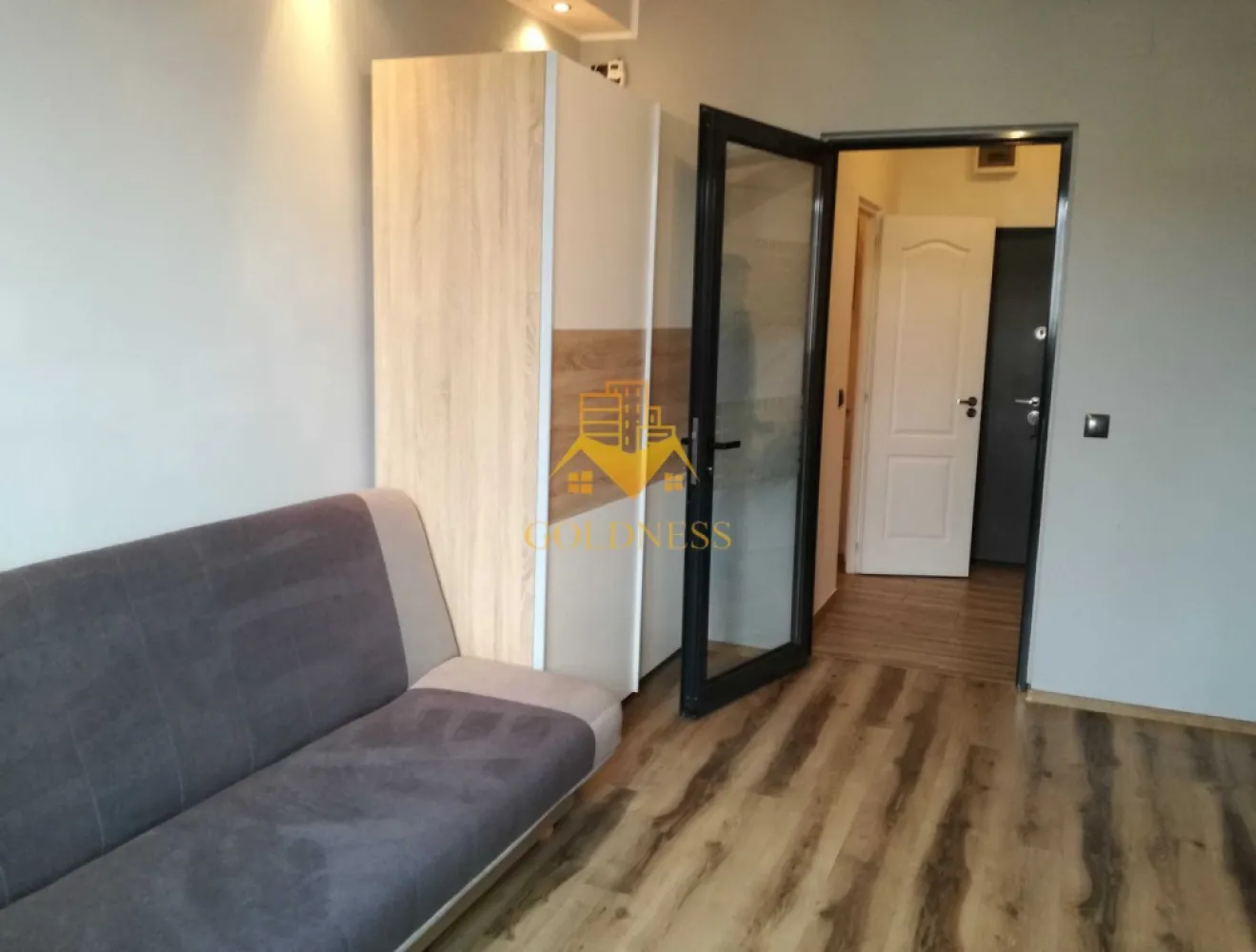 1 camera, Marasti, Dorobantilor, The Office, 21 Dec, Lidl, Parcare - GOLDNESS Imobiliare vă propune spre închiriere un apartament cu 1 camere complet mobilat și utilat, la etajul 2 într-un imobil de 3 etaje, în Cartierul Marasti, zona The Office.
Dispune de loc de parcare în curtea blocului cu bariera.
Se află în apropierea stațiilor de transport în comun, magazine, restaurante, spații verzi, farmacii, etc. 

Apartamentul este compartimentat astfel:
 - camera cu canapea extensibila, dressing, noptiere
 - bucătărie complet utilată și mobilată
 - baie cu cabina de dus, calorifer port prosop și dulap pentru depozitare.

Imobilul este dotat cu toate cele necesare- centrală proprie, frigider, aragaz, hotă, mașină de spălat haine, etc. 

Dacă sunteți interesați de acest apartament și doriți să îl vizionați, dar și pentru alte oferte nu ezitați să ne contactați telefonic sau prin e-mail. Vă stăm la dispoziție!
Pentru intermediere se percepe un comision de 50% din prețul chiriei!