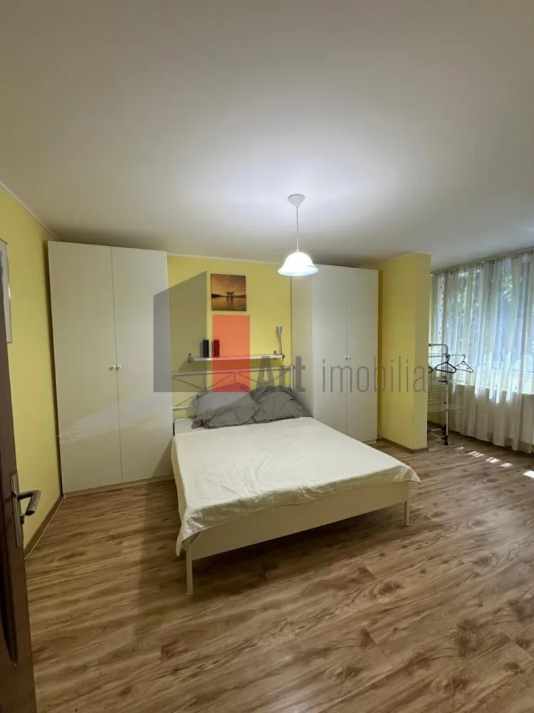 3 camere Drumul Taberei - Localizare excelentă pentru o familie cu copii sau pentru investiție.

Prezentăm un apartament de 3 camere, situat la etajul 2 dintr-un bloc cu 4 etaje, imobil recent anvelopat termic, ceea ce înseamnă facturi mai mici la iarnă și confort sporit pe tot parcursul anului.

Locația este una de excepție: în imediata apropiere a Colegiului Național Elena Cuza, una dintre cele mai bune școli din București. De asemenea, zona beneficiază de acces facil la magazine, farmacii, transport în comun și parcuri.

🔸 SPECIFICAȚII ȘI STAREA PROPRIETĂȚII:

· Compartimentare: 3 camere (living + 2 dormitoare) – compartimentare funcțională, ideală pentru o familie.
· Etaj: 2 din 4 – acces ușor, ferit de zgomotul de la stradă.
· Bloc anvelopat: Termoizolație nouă, fațadă reabilitată, reducerea pierderilor de căldură.
· Renovare completă: Apartamentul a fost renovat recent, cu materiale de calitate.
· Instalație electrică schimbată: Punct cheie! Nu va trebui să vă faceți griji pentru siguranță sau suprasarcină. Totul este nou, dimensionat corect și modern.
· Finisaje: Parchet, gresie, faianță, uși interioare noi, tencuieli decorative (se pot completa după preferințe).
· Instalații sanitare: Verificate și, acolo unde a fost cazul, înlocuite.

🔸 BENEFICII ȘI PUNCTE FORTE:

· Economie de timp și bani: Nu mai trebuie să investiți în renovare sau în reparația instalației electrice. Totul este gata de locuit.
· Confort termic garantat: Datorită anvelopării blocului, veți avea iarna mai cald și vara mai răcoros.
· Locație școlară de top: Pentru o familie cu copii, proximitatea față de Colegiul Elena Cuza este un avantaj imens (copilul poate merge pe jos, fără stres).
· Acces la transport: Stații de autobuz, tramvai și metrou (în funcție de distanța exactă) în apropiere.
· Liniște și siguranță: Zona este una liniștită, bine întreținută, cu vecini de bună calitate.

🔸 IDEAL PENTRU:

· Familii cu copii care doresc o școală bună în apropiere.
· Cupluri care apreciază un spațiu generos și renovat.
· Investitori care doresc o proprietate cu cerere mare la închiriere (datorită școlii).

📞 Sunați acum pentru o vizionare și pentru a vedea personal calitatea renovării!
