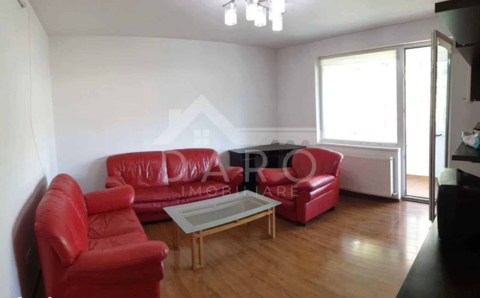 Apartament de închiriat în Tudor - 🏡 Apartament 2 camere decomandat – Tudor | 72 mp | 350 €/lună ✨
💡 Cauți un apartament spațios, bine poziționat și pregătit pentru mutare?
Acesta este pentru tine!
📍 Locație: Târgu Mureș – cartier Tudor (str. Brașovului)
📐 Suprafață: 72 mp
🏢 Etaj: 4
💰 Chirie: 350 €/lună
🔑 Compartimentare:
🛋️ Cameră mare cu balcon
🛏️ Cameră mică
🍽️ Bucătărie + hol
🛁 Baie
✔️ Apartament decomandat
✔️ Complet mobilat și utilat
✔️ Centrală termică proprie
✔️ Geamuri termopan
✔️ Ușă metalică
📍 Zonă excelentă:
aproape de Bulevardul 1 Decembrie
stații de autobuz 🚌
magazine și facilități
📅 Disponibil din 01 aprilie
💡 Ideal pentru cupluri sau persoane care își doresc spațiu generos
📞 Pentru detalii și vizionări: 0749 535 729
👩‍💼 Coman Maria – Daro Imobiliare
💭 Te gândești să-ți cumperi propriul apartament?
Prin Kiwi Finance beneficiezi de:
✔️ analiză GRATUITĂ a eligibilității
✔️ acces la oferte de la peste 12 bănci
✔️ negocierea dobânzii în favoarea ta
✔️ suport complet până la semnare