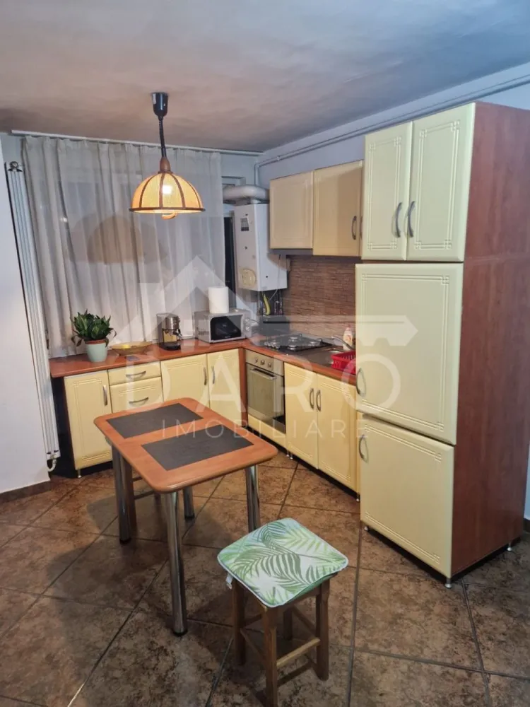 Apartament de închiriat în Tudor - 🏡 Apartament 2 camere decomandat – Tudor | 72 mp | 350 €/lună ✨
💡 Cauți un apartament spațios, bine poziționat și pregătit pentru mutare?
Acesta este pentru tine!
📍 Locație: Târgu Mureș – cartier Tudor (str. Brașovului)
📐 Suprafață: 72 mp
🏢 Etaj: 4
💰 Chirie: 350 €/lună
🔑 Compartimentare:
🛋️ Cameră mare cu balcon
🛏️ Cameră mică
🍽️ Bucătărie + hol
🛁 Baie
✔️ Apartament decomandat
✔️ Complet mobilat și utilat
✔️ Centrală termică proprie
✔️ Geamuri termopan
✔️ Ușă metalică
📍 Zonă excelentă:
aproape de Bulevardul 1 Decembrie
stații de autobuz 🚌
magazine și facilități
📅 Disponibil din 01 aprilie
💡 Ideal pentru cupluri sau persoane care își doresc spațiu generos
📞 Pentru detalii și vizionări: 0749 535 729
👩‍💼 Coman Maria – Daro Imobiliare
💭 Te gândești să-ți cumperi propriul apartament?
Prin Kiwi Finance beneficiezi de:
✔️ analiză GRATUITĂ a eligibilității
✔️ acces la oferte de la peste 12 bănci
✔️ negocierea dobânzii în favoarea ta
✔️ suport complet până la semnare