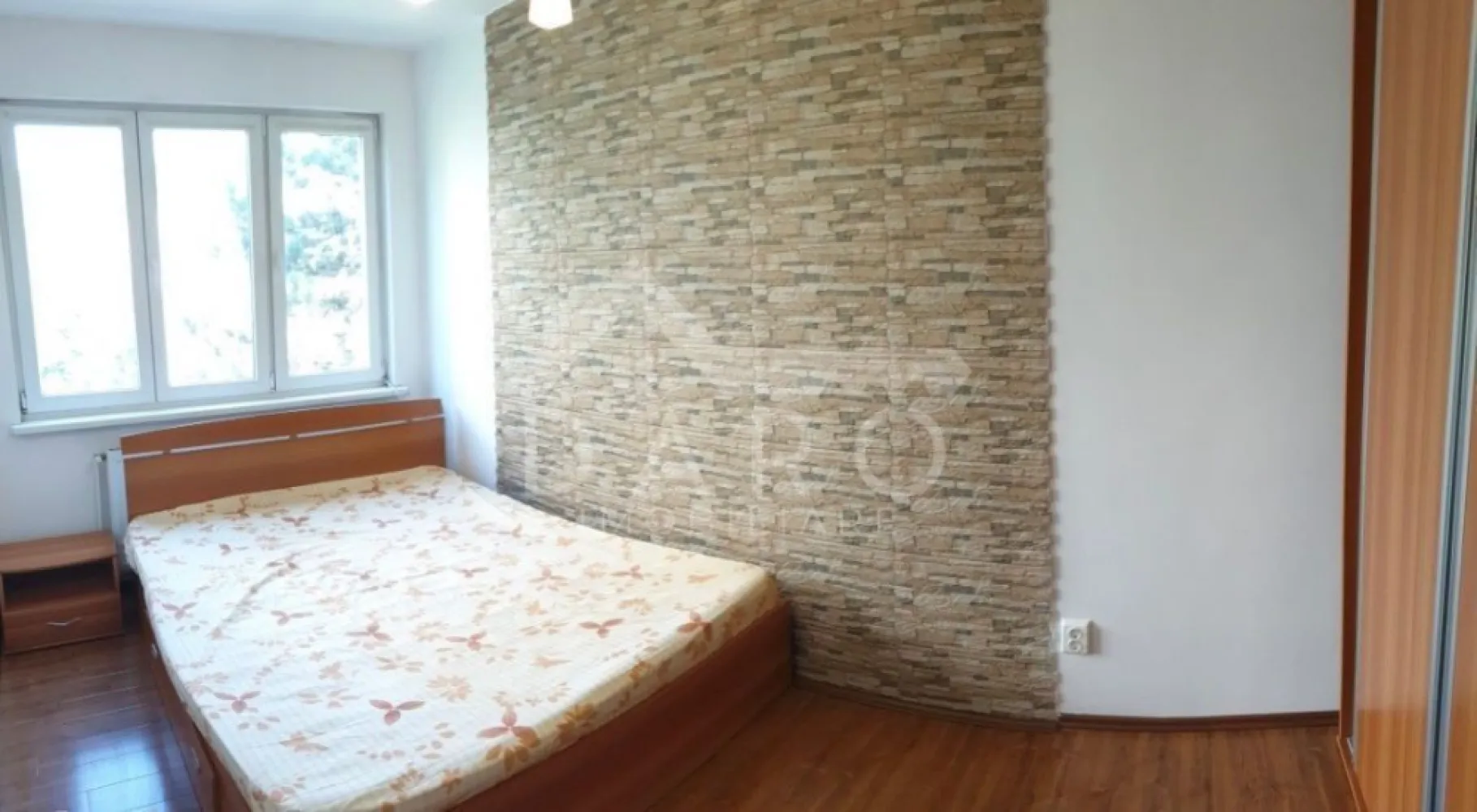 Apartament de închiriat în Tudor - 🏡 Apartament 2 camere decomandat – Tudor | 72 mp | 350 €/lună ✨
💡 Cauți un apartament spațios, bine poziționat și pregătit pentru mutare?
Acesta este pentru tine!
📍 Locație: Târgu Mureș – cartier Tudor (str. Brașovului)
📐 Suprafață: 72 mp
🏢 Etaj: 4
💰 Chirie: 350 €/lună
🔑 Compartimentare:
🛋️ Cameră mare cu balcon
🛏️ Cameră mică
🍽️ Bucătărie + hol
🛁 Baie
✔️ Apartament decomandat
✔️ Complet mobilat și utilat
✔️ Centrală termică proprie
✔️ Geamuri termopan
✔️ Ușă metalică
📍 Zonă excelentă:
aproape de Bulevardul 1 Decembrie
stații de autobuz 🚌
magazine și facilități
📅 Disponibil din 01 aprilie
💡 Ideal pentru cupluri sau persoane care își doresc spațiu generos
📞 Pentru detalii și vizionări: 0749 535 729
👩‍💼 Coman Maria – Daro Imobiliare
💭 Te gândești să-ți cumperi propriul apartament?
Prin Kiwi Finance beneficiezi de:
✔️ analiză GRATUITĂ a eligibilității
✔️ acces la oferte de la peste 12 bănci
✔️ negocierea dobânzii în favoarea ta
✔️ suport complet până la semnare