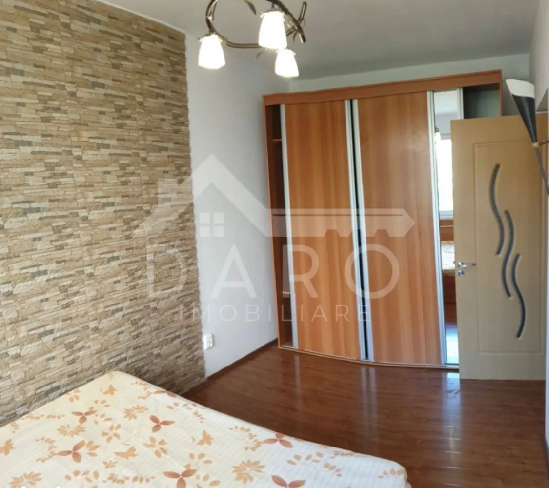 Apartament de închiriat în Tudor - 🏡 Apartament 2 camere decomandat – Tudor | 72 mp | 350 €/lună ✨
💡 Cauți un apartament spațios, bine poziționat și pregătit pentru mutare?
Acesta este pentru tine!
📍 Locație: Târgu Mureș – cartier Tudor (str. Brașovului)
📐 Suprafață: 72 mp
🏢 Etaj: 4
💰 Chirie: 350 €/lună
🔑 Compartimentare:
🛋️ Cameră mare cu balcon
🛏️ Cameră mică
🍽️ Bucătărie + hol
🛁 Baie
✔️ Apartament decomandat
✔️ Complet mobilat și utilat
✔️ Centrală termică proprie
✔️ Geamuri termopan
✔️ Ușă metalică
📍 Zonă excelentă:
aproape de Bulevardul 1 Decembrie
stații de autobuz 🚌
magazine și facilități
📅 Disponibil din 01 aprilie
💡 Ideal pentru cupluri sau persoane care își doresc spațiu generos
📞 Pentru detalii și vizionări: 0749 535 729
👩‍💼 Coman Maria – Daro Imobiliare
💭 Te gândești să-ți cumperi propriul apartament?
Prin Kiwi Finance beneficiezi de:
✔️ analiză GRATUITĂ a eligibilității
✔️ acces la oferte de la peste 12 bănci
✔️ negocierea dobânzii în favoarea ta
✔️ suport complet până la semnare