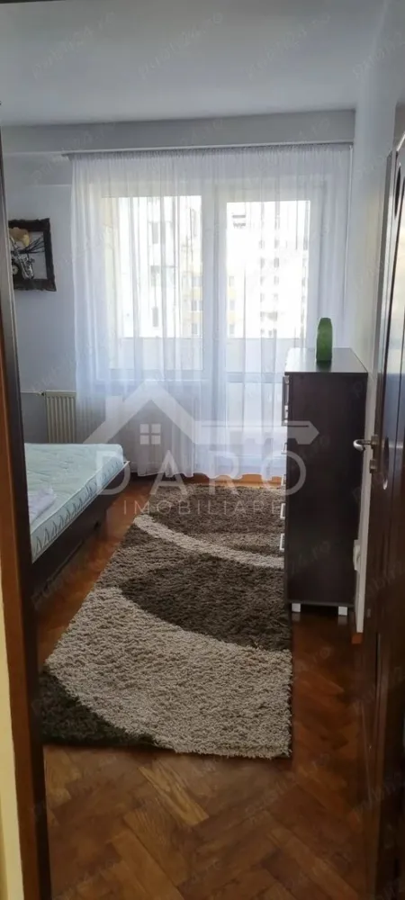 Inchiriez apartament cu 3 camere in Tudor, modificat si amenajat complet mobilat. - 🏡 Apartament 3 camere decomandat – Tudor | 76 mp | 400 €/lună ✨
💡 Cauți un apartament spațios, modernizat și bine poziționat?
Acesta este exact ce îți trebuie!
📍 Locație: Târgu Mureș – Tudor, zona Favorit (Bld. 1 Decembrie 1918)
📐 Suprafață: 76 mp
🏢 Etaj: 7 din 10
💰 Chirie: 400 €/lună
🔑 Compartimentare:
🛋️ Living
🛏️ 2 dormitoare
🍽️ Bucătărie
🛁 Baie
🧺 Debara
🌿 Balcon
✔️ Apartament decomandat
✔️ Renovat și modernizat
✔️ Complet mobilat și utilat
✔️ Aer condiționat
✔️ Centrală termică proprie
✔️ Spații generoase de depozitare
🆕 Se completează mobilierul (colțar în living + canapea extensibilă în camera mică)
📍 Zonă excelentă:
aproape de magazine, farmacii, stații de autobuz 🚌
acces rapid către toate punctele de interes
📅 Se închiriază pe termen lung
💡 Ideal pentru familie sau persoane care își doresc confort și spațiu
📞 Pentru detalii și vizionări: 0749 535 729
👩‍💼 Coman Maria – Daro Imobiliare
💭 Te gândești să-ți cumperi propriul apartament?
Prin Kiwi Finance beneficiezi de:
✔️ analiză GRATUITĂ a eligibilității
✔️ acces la oferte de la peste 12 bănci
✔️ negocierea dobânzii în favoarea ta
✔️ suport complet până la semnare