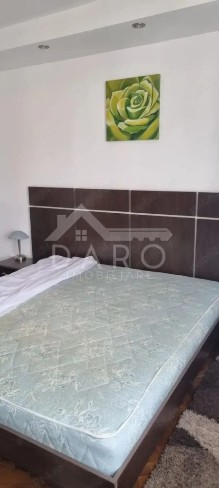 Inchiriez apartament cu 3 camere in Tudor, modificat si amenajat complet mobilat. - 🏡 Apartament 3 camere decomandat – Tudor | 76 mp | 400 €/lună ✨
💡 Cauți un apartament spațios, modernizat și bine poziționat?
Acesta este exact ce îți trebuie!
📍 Locație: Târgu Mureș – Tudor, zona Favorit (Bld. 1 Decembrie 1918)
📐 Suprafață: 76 mp
🏢 Etaj: 7 din 10
💰 Chirie: 400 €/lună
🔑 Compartimentare:
🛋️ Living
🛏️ 2 dormitoare
🍽️ Bucătărie
🛁 Baie
🧺 Debara
🌿 Balcon
✔️ Apartament decomandat
✔️ Renovat și modernizat
✔️ Complet mobilat și utilat
✔️ Aer condiționat
✔️ Centrală termică proprie
✔️ Spații generoase de depozitare
🆕 Se completează mobilierul (colțar în living + canapea extensibilă în camera mică)
📍 Zonă excelentă:
aproape de magazine, farmacii, stații de autobuz 🚌
acces rapid către toate punctele de interes
📅 Se închiriază pe termen lung
💡 Ideal pentru familie sau persoane care își doresc confort și spațiu
📞 Pentru detalii și vizionări: 0749 535 729
👩‍💼 Coman Maria – Daro Imobiliare
💭 Te gândești să-ți cumperi propriul apartament?
Prin Kiwi Finance beneficiezi de:
✔️ analiză GRATUITĂ a eligibilității
✔️ acces la oferte de la peste 12 bănci
✔️ negocierea dobânzii în favoarea ta
✔️ suport complet până la semnare
