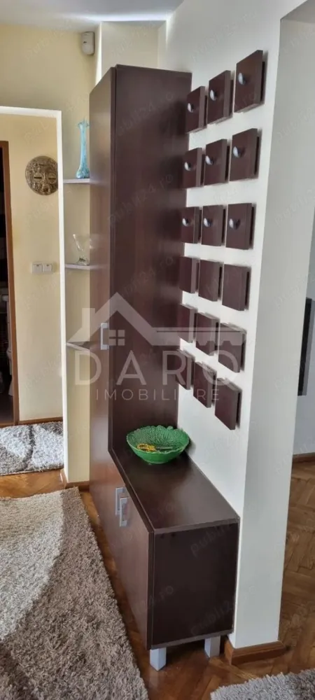 Inchiriez apartament cu 3 camere in Tudor, modificat si amenajat complet mobilat. - 🏡 Apartament 3 camere decomandat – Tudor | 76 mp | 400 €/lună ✨
💡 Cauți un apartament spațios, modernizat și bine poziționat?
Acesta este exact ce îți trebuie!
📍 Locație: Târgu Mureș – Tudor, zona Favorit (Bld. 1 Decembrie 1918)
📐 Suprafață: 76 mp
🏢 Etaj: 7 din 10
💰 Chirie: 400 €/lună
🔑 Compartimentare:
🛋️ Living
🛏️ 2 dormitoare
🍽️ Bucătărie
🛁 Baie
🧺 Debara
🌿 Balcon
✔️ Apartament decomandat
✔️ Renovat și modernizat
✔️ Complet mobilat și utilat
✔️ Aer condiționat
✔️ Centrală termică proprie
✔️ Spații generoase de depozitare
🆕 Se completează mobilierul (colțar în living + canapea extensibilă în camera mică)
📍 Zonă excelentă:
aproape de magazine, farmacii, stații de autobuz 🚌
acces rapid către toate punctele de interes
📅 Se închiriază pe termen lung
💡 Ideal pentru familie sau persoane care își doresc confort și spațiu
📞 Pentru detalii și vizionări: 0749 535 729
👩‍💼 Coman Maria – Daro Imobiliare
💭 Te gândești să-ți cumperi propriul apartament?
Prin Kiwi Finance beneficiezi de:
✔️ analiză GRATUITĂ a eligibilității
✔️ acces la oferte de la peste 12 bănci
✔️ negocierea dobânzii în favoarea ta
✔️ suport complet până la semnare