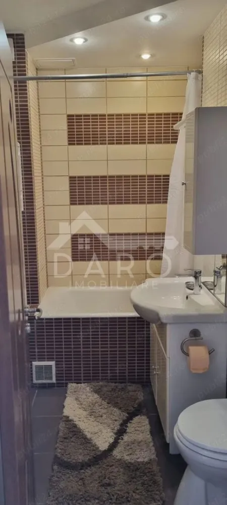 Inchiriez apartament cu 3 camere in Tudor, modificat si amenajat complet mobilat. - 🏡 Apartament 3 camere decomandat – Tudor | 76 mp | 400 €/lună ✨
💡 Cauți un apartament spațios, modernizat și bine poziționat?
Acesta este exact ce îți trebuie!
📍 Locație: Târgu Mureș – Tudor, zona Favorit (Bld. 1 Decembrie 1918)
📐 Suprafață: 76 mp
🏢 Etaj: 7 din 10
💰 Chirie: 400 €/lună
🔑 Compartimentare:
🛋️ Living
🛏️ 2 dormitoare
🍽️ Bucătărie
🛁 Baie
🧺 Debara
🌿 Balcon
✔️ Apartament decomandat
✔️ Renovat și modernizat
✔️ Complet mobilat și utilat
✔️ Aer condiționat
✔️ Centrală termică proprie
✔️ Spații generoase de depozitare
🆕 Se completează mobilierul (colțar în living + canapea extensibilă în camera mică)
📍 Zonă excelentă:
aproape de magazine, farmacii, stații de autobuz 🚌
acces rapid către toate punctele de interes
📅 Se închiriază pe termen lung
💡 Ideal pentru familie sau persoane care își doresc confort și spațiu
📞 Pentru detalii și vizionări: 0749 535 729
👩‍💼 Coman Maria – Daro Imobiliare
💭 Te gândești să-ți cumperi propriul apartament?
Prin Kiwi Finance beneficiezi de:
✔️ analiză GRATUITĂ a eligibilității
✔️ acces la oferte de la peste 12 bănci
✔️ negocierea dobânzii în favoarea ta
✔️ suport complet până la semnare