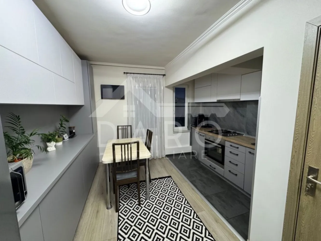 🏡 Apartament 3 camere decomandat – Tudor | 76 mp | 155000 € 🌇 - 🏡 Apartament 3 camere decomandat – Tudor | 76 mp | 155000 € 🌇
✨ Dacă îți dorești un apartament spațios, luminos și gata de mutare, acesta este pentru tine!
📍 Locație: Târgu Mureș – cartier Tudor
📐 Suprafață: 76 mp + balcon 6 mp
🏢 Etaj: 7
💰 Preț: 15500 €
🔑 Compartimentare:
🛋️ Living
🛏️ 2 dormitoare
🍽️ Bucătărie
🛁 Baie
🧺 Cămară + debara
🌿 Balcon
✔️ Apartament decomandat
✔️ Renovat în urmă cu 3 ani
✔️ Mobilier realizat la comandă
✔️ Spații multiple de depozitare (pivniță + uscătorie)
✔️ Loc de parcare cu copertină inclus (transmisibil)
🌿 Zonă excelentă – aproape de școli, creșe, magazine, farmacii, transport în comun
💡 Se vinde complet mobilat și utilat – te muți imediat, fără stres!
📞 Pentru detalii și vizionări: 0749 535 729
👩‍💼 Coman Maria – Daro Imobiliare
💭 Vrei să-l cumperi prin credit?
Prin Kiwi Finance beneficiezi de:
✔️ analiză GRATUITĂ a eligibilității
✔️ acces la oferte de la peste 12 bănci
✔️ negocierea dobânzii în favoarea ta
✔️ suport complet până la semnare
