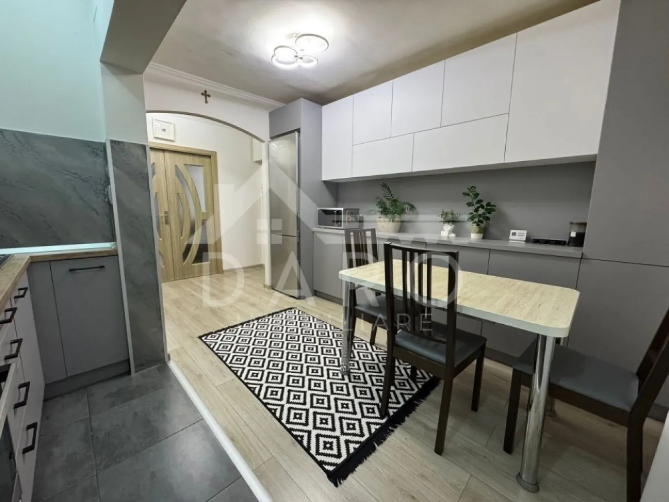 🏡 Apartament 3 camere decomandat – Tudor | 76 mp | 155000 € 🌇 - 🏡 Apartament 3 camere decomandat – Tudor | 76 mp | 155000 € 🌇
✨ Dacă îți dorești un apartament spațios, luminos și gata de mutare, acesta este pentru tine!
📍 Locație: Târgu Mureș – cartier Tudor
📐 Suprafață: 76 mp + balcon 6 mp
🏢 Etaj: 7
💰 Preț: 15500 €
🔑 Compartimentare:
🛋️ Living
🛏️ 2 dormitoare
🍽️ Bucătărie
🛁 Baie
🧺 Cămară + debara
🌿 Balcon
✔️ Apartament decomandat
✔️ Renovat în urmă cu 3 ani
✔️ Mobilier realizat la comandă
✔️ Spații multiple de depozitare (pivniță + uscătorie)
✔️ Loc de parcare cu copertină inclus (transmisibil)
🌿 Zonă excelentă – aproape de școli, creșe, magazine, farmacii, transport în comun
💡 Se vinde complet mobilat și utilat – te muți imediat, fără stres!
📞 Pentru detalii și vizionări: 0749 535 729
👩‍💼 Coman Maria – Daro Imobiliare
💭 Vrei să-l cumperi prin credit?
Prin Kiwi Finance beneficiezi de:
✔️ analiză GRATUITĂ a eligibilității
✔️ acces la oferte de la peste 12 bănci
✔️ negocierea dobânzii în favoarea ta
✔️ suport complet până la semnare