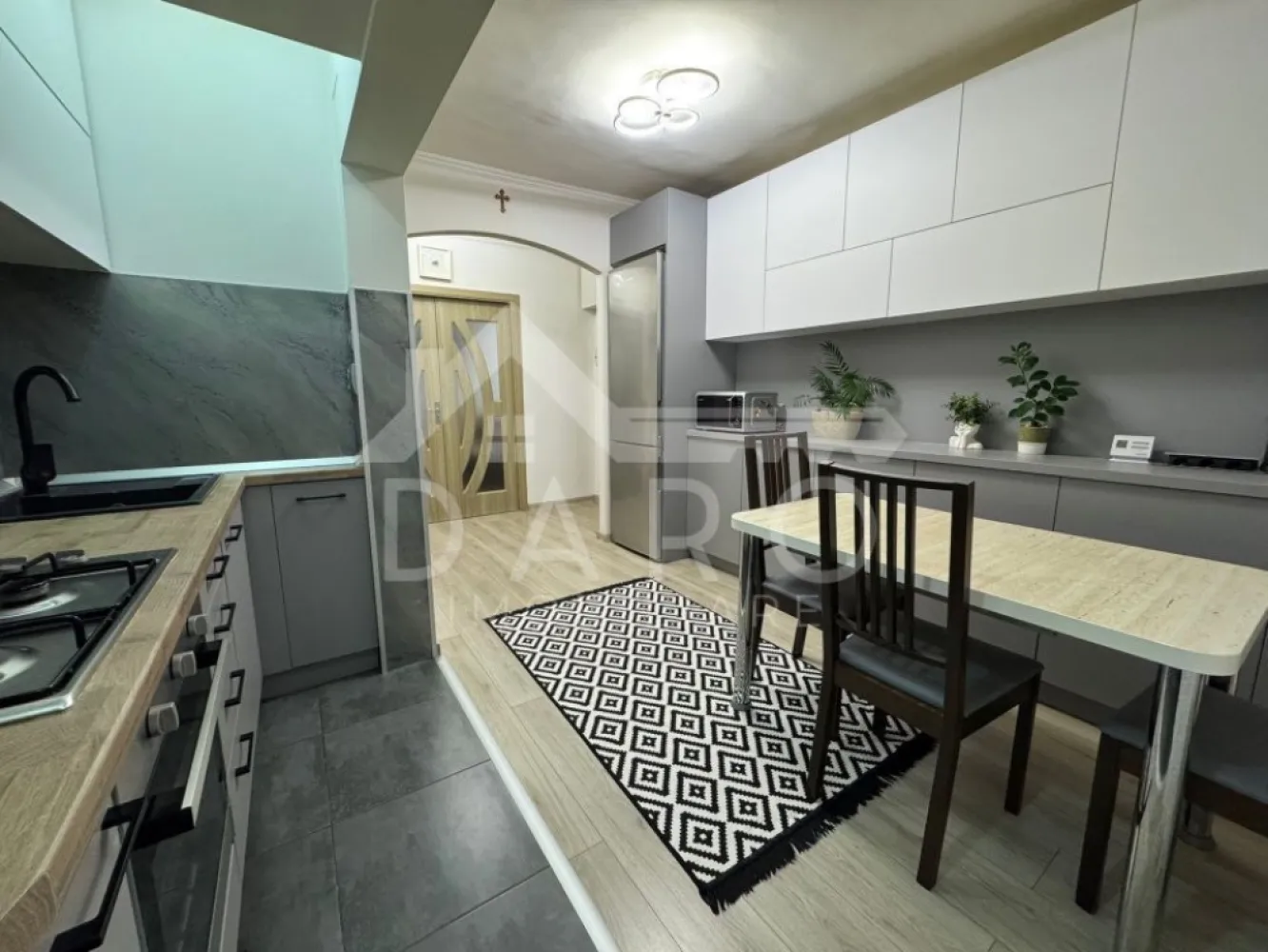 🏡 Apartament 3 camere decomandat – Tudor | 76 mp | 155000 € 🌇 - 🏡 Apartament 3 camere decomandat – Tudor | 76 mp | 155000 € 🌇
✨ Dacă îți dorești un apartament spațios, luminos și gata de mutare, acesta este pentru tine!
📍 Locație: Târgu Mureș – cartier Tudor
📐 Suprafață: 76 mp + balcon 6 mp
🏢 Etaj: 7
💰 Preț: 15500 €
🔑 Compartimentare:
🛋️ Living
🛏️ 2 dormitoare
🍽️ Bucătărie
🛁 Baie
🧺 Cămară + debara
🌿 Balcon
✔️ Apartament decomandat
✔️ Renovat în urmă cu 3 ani
✔️ Mobilier realizat la comandă
✔️ Spații multiple de depozitare (pivniță + uscătorie)
✔️ Loc de parcare cu copertină inclus (transmisibil)
🌿 Zonă excelentă – aproape de școli, creșe, magazine, farmacii, transport în comun
💡 Se vinde complet mobilat și utilat – te muți imediat, fără stres!
📞 Pentru detalii și vizionări: 0749 535 729
👩‍💼 Coman Maria – Daro Imobiliare
💭 Vrei să-l cumperi prin credit?
Prin Kiwi Finance beneficiezi de:
✔️ analiză GRATUITĂ a eligibilității
✔️ acces la oferte de la peste 12 bănci
✔️ negocierea dobânzii în favoarea ta
✔️ suport complet până la semnare