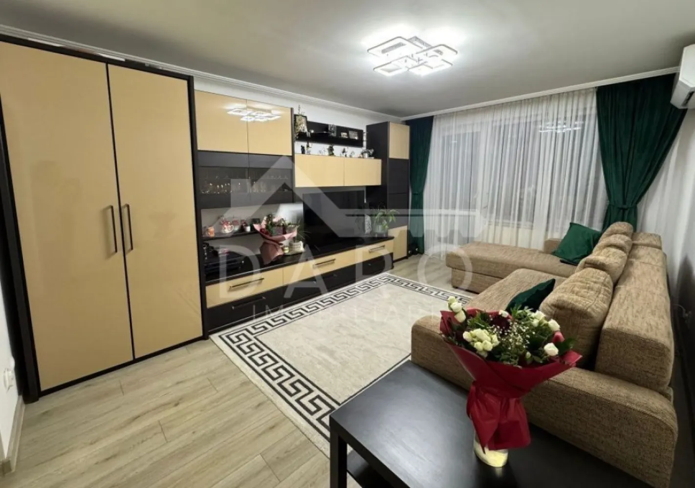 🏡 Apartament 3 camere decomandat – Tudor | 76 mp | 155000 € 🌇 - 🏡 Apartament 3 camere decomandat – Tudor | 76 mp | 155000 € 🌇
✨ Dacă îți dorești un apartament spațios, luminos și gata de mutare, acesta este pentru tine!
📍 Locație: Târgu Mureș – cartier Tudor
📐 Suprafață: 76 mp + balcon 6 mp
🏢 Etaj: 7
💰 Preț: 15500 €
🔑 Compartimentare:
🛋️ Living
🛏️ 2 dormitoare
🍽️ Bucătărie
🛁 Baie
🧺 Cămară + debara
🌿 Balcon
✔️ Apartament decomandat
✔️ Renovat în urmă cu 3 ani
✔️ Mobilier realizat la comandă
✔️ Spații multiple de depozitare (pivniță + uscătorie)
✔️ Loc de parcare cu copertină inclus (transmisibil)
🌿 Zonă excelentă – aproape de școli, creșe, magazine, farmacii, transport în comun
💡 Se vinde complet mobilat și utilat – te muți imediat, fără stres!
📞 Pentru detalii și vizionări: 0749 535 729
👩‍💼 Coman Maria – Daro Imobiliare
💭 Vrei să-l cumperi prin credit?
Prin Kiwi Finance beneficiezi de:
✔️ analiză GRATUITĂ a eligibilității
✔️ acces la oferte de la peste 12 bănci
✔️ negocierea dobânzii în favoarea ta
✔️ suport complet până la semnare