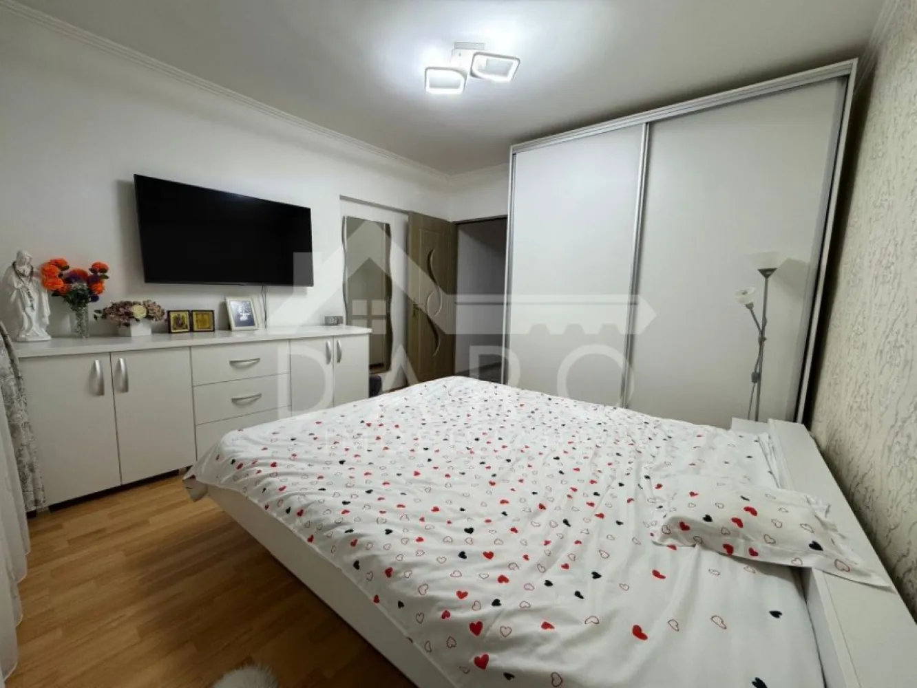 🏡 Apartament 3 camere decomandat – Tudor | 76 mp | 155000 € 🌇 - 🏡 Apartament 3 camere decomandat – Tudor | 76 mp | 155000 € 🌇
✨ Dacă îți dorești un apartament spațios, luminos și gata de mutare, acesta este pentru tine!
📍 Locație: Târgu Mureș – cartier Tudor
📐 Suprafață: 76 mp + balcon 6 mp
🏢 Etaj: 7
💰 Preț: 15500 €
🔑 Compartimentare:
🛋️ Living
🛏️ 2 dormitoare
🍽️ Bucătărie
🛁 Baie
🧺 Cămară + debara
🌿 Balcon
✔️ Apartament decomandat
✔️ Renovat în urmă cu 3 ani
✔️ Mobilier realizat la comandă
✔️ Spații multiple de depozitare (pivniță + uscătorie)
✔️ Loc de parcare cu copertină inclus (transmisibil)
🌿 Zonă excelentă – aproape de școli, creșe, magazine, farmacii, transport în comun
💡 Se vinde complet mobilat și utilat – te muți imediat, fără stres!
📞 Pentru detalii și vizionări: 0749 535 729
👩‍💼 Coman Maria – Daro Imobiliare
💭 Vrei să-l cumperi prin credit?
Prin Kiwi Finance beneficiezi de:
✔️ analiză GRATUITĂ a eligibilității
✔️ acces la oferte de la peste 12 bănci
✔️ negocierea dobânzii în favoarea ta
✔️ suport complet până la semnare