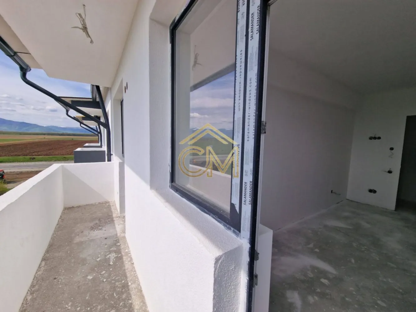 Apartament 2 Camere-Decomandat-59 MPU-Balcon-Etaj 2 - Vă propunem spre vânzare un apartament cu 2 camere, decomandat structural, situat într-o zonă rezidențială liniștită și accesibilă din Șelimbăr. Locuința se află într-un imobil nou și se remarcă prin compartimentarea clasică, ideală pentru un confort sporit.

Un avantaj major al proprietății îl reprezintă bucătăria închisă (separată) și baia prevăzută cu geam pentru ventilație naturală, două dotări extrem de căutate în piața imobiliară actuală.

 Compartimentare Detaliată
Living generos cu spațiu optim pentru dining și zonă de relaxare;

Bucătărie individuală, închisă;

Dormitor matrimonial luminos;

Baie cu geam de aerisire;

Hol de distribuție cu spațiu prevăzut pentru dressing;

Balcon.

 Stadiul de Predare
Proprietatea se vinde standard la stadiul „La Alb”, oferind viitorului proprietar posibilitatea de a-și personaliza designul interior. Stadiul include: pereți gletuiți, șapă mecanizată, instalații electrice și sanitare realizate, centrală termică proprie, calorifere, geamuri termopan și ușă metalică la intrare.

 Opțiune Predare la Cheie: La cerere, apartamentul poate fi finisat complet (gresie, faianță, parchet, uși interioare, obiecte sanitare) pe baza unui buget stabilit de comun acord, eliminând astfel stresul amenajării.

 Facilități & Localizare
Loc de parcare propriu inclus în prețul de achiziție.

Acces facil către Sibiu și principalele puncte de interes comercial din Șelimbăr (supermarketuri, farmacii, zone verzi).

 Contact și Modalități de Plată
Locuința este disponibilă pentru vizionare. Se acceptă atât plata din surse proprii, cât și prin credit bancar (ipotecar).

Telefon: 0732258587