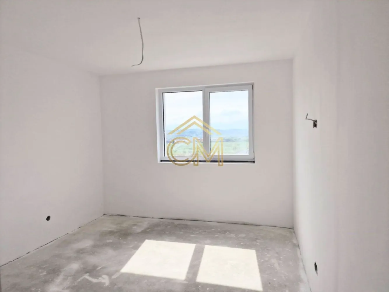 Apartament 2 Camere-Decomandat-59 MPU-Balcon-Etaj 2 - Vă propunem spre vânzare un apartament cu 2 camere, decomandat structural, situat într-o zonă rezidențială liniștită și accesibilă din Șelimbăr. Locuința se află într-un imobil nou și se remarcă prin compartimentarea clasică, ideală pentru un confort sporit.

Un avantaj major al proprietății îl reprezintă bucătăria închisă (separată) și baia prevăzută cu geam pentru ventilație naturală, două dotări extrem de căutate în piața imobiliară actuală.

 Compartimentare Detaliată
Living generos cu spațiu optim pentru dining și zonă de relaxare;

Bucătărie individuală, închisă;

Dormitor matrimonial luminos;

Baie cu geam de aerisire;

Hol de distribuție cu spațiu prevăzut pentru dressing;

Balcon.

 Stadiul de Predare
Proprietatea se vinde standard la stadiul „La Alb”, oferind viitorului proprietar posibilitatea de a-și personaliza designul interior. Stadiul include: pereți gletuiți, șapă mecanizată, instalații electrice și sanitare realizate, centrală termică proprie, calorifere, geamuri termopan și ușă metalică la intrare.

 Opțiune Predare la Cheie: La cerere, apartamentul poate fi finisat complet (gresie, faianță, parchet, uși interioare, obiecte sanitare) pe baza unui buget stabilit de comun acord, eliminând astfel stresul amenajării.

 Facilități & Localizare
Loc de parcare propriu inclus în prețul de achiziție.

Acces facil către Sibiu și principalele puncte de interes comercial din Șelimbăr (supermarketuri, farmacii, zone verzi).

 Contact și Modalități de Plată
Locuința este disponibilă pentru vizionare. Se acceptă atât plata din surse proprii, cât și prin credit bancar (ipotecar).

Telefon: 0732258587