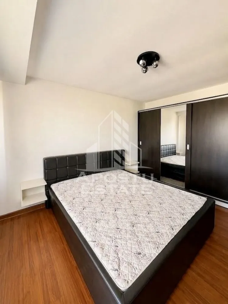 Apartament 2 camere de vanzare, zona Modern, Timisoara - APOSTU ESTATE va propune spre vanzare un apartament cu 2 camere, decomandat, situat la etajul 2 al unui imobil cu regim de inaltime D+P+2E+M, construit in 2008.
Suprafata utila de 63 mp, la care se adauga un balcon.
Locuinta beneficiaza de centrala termica proprie cu calorifere.
Blocul dispune de curte comuna, amenajata ca parcare dar si un spatiu pentru relaxare in aer liber.
Zona este linistita, ideala pentru locuit sau investitie. Acces facil la mijloace de transport in comun, scoli, magazine si alte puncte de interes, Arena Aqua Sport la 4 min de mers pe jos, OMV la 4 min cu masina, Piața Badea Cartan la 7 min cu masina, Scoala gen.21 la 6 min cu masina, Iulius Mall la 12 min cu masina
Caracteristici principale:
- 2 camere 
- etaj 2/3
- Suprafata: 63 mp + balcon 
- Centrala termica 
- Bloc construit in 2008
- Se vinde complet mobilat cum se vede in poze 
Locuința este luminoasă, bine întreținută și oferă un spațiu generos pentru o persoană, un cuplu sau o familie tânără.
Agentia imobiliara Apostu Estate va ofera consultanta bancara gratuita prin intermediul colaboratorilor nostri pentru alegerea celui mai potrivit tip de credit, astfel incat tu sa devi noul proprietar al acestui apartament.
Va asteptam cu drag la o vizionare!
Id Intern CP3215256