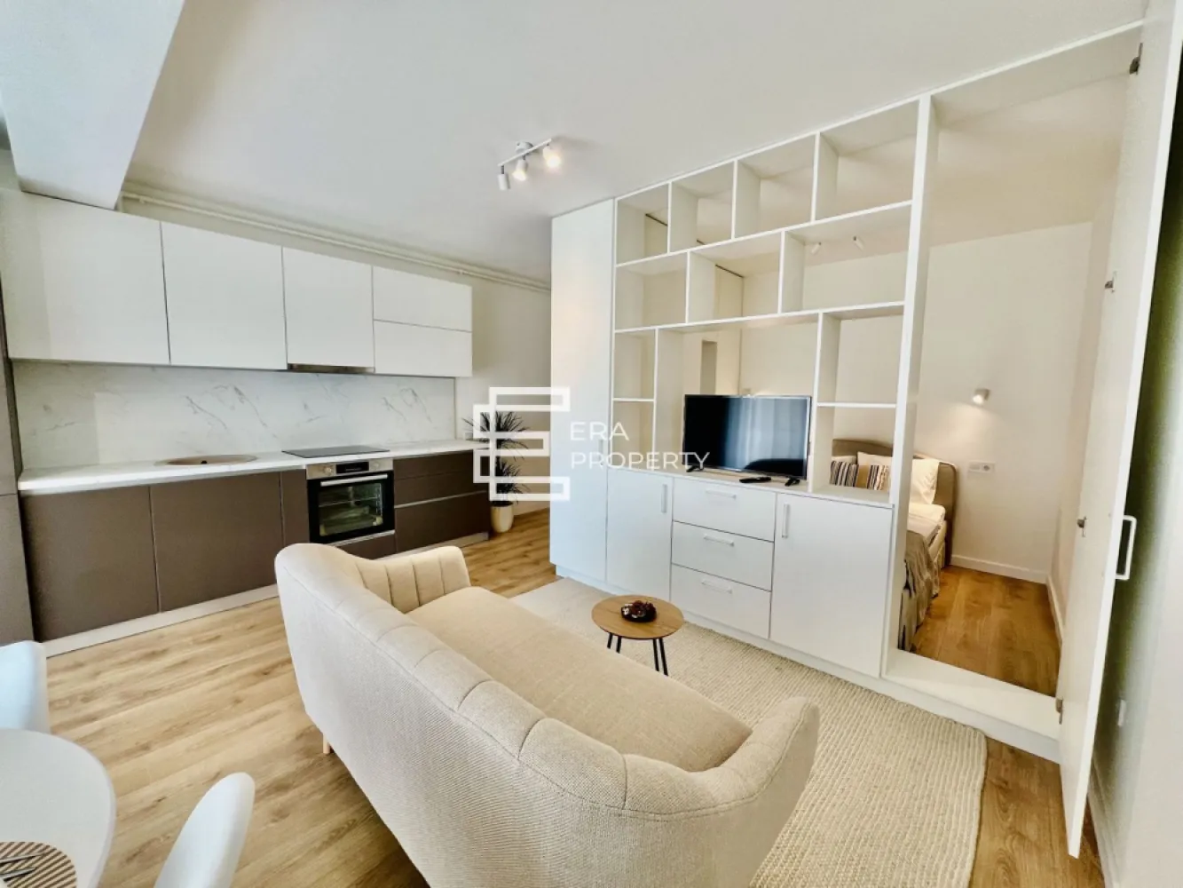 Apartament 1 cameră intabulat, logie 8 mp | DaVinci Homes – Cristian - Locuință cu parcare inclusă, încălzire în pardoseală, climă inclusă în preț și opțiuni de predare la alb, la cheie sau mobilat/utilat.

 𝐂𝐨𝐦𝐢𝐬𝐢𝐨𝐧 𝟎%
Apartament de vânzare în DaVinci Homes, ansamblu rezidențial premium situat în Cristian, în zona de Vest, cu acces rapid către Sibiu, Aeroport și Zona Industrială Vest.
Locuința este amplasată la parterul unei vile cu regim redus de înălțime P+2, cu doar 4 apartamente pe nivel. Apartamentul este intabulat, are o suprafață utilă de 𝟑𝟖 𝐦𝐩 și beneficiază de o 𝐥𝐨𝐠𝐢𝐞 𝐝𝐞 𝟖 𝐦𝐩 complet finisată.

𝐂𝐨𝐦𝐩𝐚𝐫𝐭𝐢𝐦𝐞𝐧𝐭𝐚𝐫𝐞:hol de acces, cameră open space cu bucătărie, baie, logie de 8 mp.

Apartamentul se poate achiziționa atât din surse proprii, cât și prin credit bancar.

𝐏𝐫𝐞𝐭̦𝐮𝐫𝐢 𝐬̦𝐢 𝐯𝐚𝐫𝐢𝐚𝐧𝐭𝐞 𝐝𝐞 𝐩𝐫𝐞𝐝𝐚𝐫𝐞:
𝐏𝐫𝐞𝐝𝐚𝐫𝐞 𝐥𝐚 𝐚𝐥𝐛: 𝟕𝟓.𝟓𝟎𝟎 𝐞𝐮𝐫𝐨, 𝐓𝐕𝐀 𝐢𝐧𝐜𝐥𝐮𝐬
𝐏𝐫𝐞𝐝𝐚𝐫𝐞 𝐥𝐚 𝐜𝐡𝐞𝐢𝐞: 𝟖𝟎.𝟕𝟎𝟎 𝐞𝐮𝐫𝐨, 𝐓𝐕𝐀 𝐢𝐧𝐜𝐥𝐮𝐬
𝐏𝐫𝐞𝐝𝐚𝐫𝐞 𝐦𝐨𝐛𝐢𝐥𝐚𝐭 𝐬̦𝐢 𝐮𝐭𝐢𝐥𝐚𝐭: 𝟗𝟒.𝟓𝟎𝟎 𝐞𝐮𝐫𝐨, 𝐓𝐕𝐀 𝐢𝐧𝐜𝐥𝐮𝐬

𝐃𝐨𝐭𝐚̆𝐫𝐢 𝐬̦𝐢 𝐟𝐢𝐧𝐢𝐬𝐚𝐣𝐞 𝐩𝐞𝐧𝐭𝐫𝐮 𝐯𝐚𝐫𝐢𝐚𝐧𝐭𝐚 𝐥𝐚 𝐜𝐡𝐞𝐢𝐞:
ușă de acces
pereți finisați
încălzire în pardoseală
centrală proprie pe gaz
instalație electrică completă, cu prize și întrerupătoare
gresie, faianță și parchet
corpuri de iluminat
baie complet utilată
aparat de aer condiționat inclus în preț

𝐀𝐯𝐚𝐧𝐭𝐚𝐣𝐞 𝐚𝐩𝐚𝐫𝐭𝐚𝐦𝐞𝐧𝐭:
apartament intabulat
loc de parcare inclus în preț
aparat de aer condiționat inclus în preț
încălzire în pardoseală
izolație cu vată bazaltică
jaluzele exterioare electrice
logie finisată cu granit și balustradă din sticlă securizată
casa scării placată cu granit
exterior finisat cu inserții de larice siberian și piatră naturală
orientare sudică și vedere spre munți

***𝐅𝐨𝐭𝐨𝐠𝐫𝐚𝐟𝐢𝐢𝐥𝐞 𝐬𝐮𝐧𝐭 𝐜𝐮 𝐭𝐢𝐭𝐥𝐮 𝐢𝐧𝐟𝐨𝐫𝐦𝐚𝐭𝐢𝐯. 𝐈̂𝐧 𝐩𝐫𝐞𝐳𝐞𝐧𝐭 𝐬𝐞 𝐥𝐮𝐜𝐫𝐞𝐚𝐳𝐚̆ 𝐥𝐚 𝐟𝐢𝐧𝐢𝐬𝐚𝐣𝐞𝐥𝐞 𝐢𝐧𝐭𝐞𝐫𝐢𝐨𝐚𝐫𝐞 𝐚𝐥𝐞 𝐚𝐩𝐚𝐫𝐭𝐚𝐦𝐞𝐧𝐭𝐮𝐥𝐮𝐢.