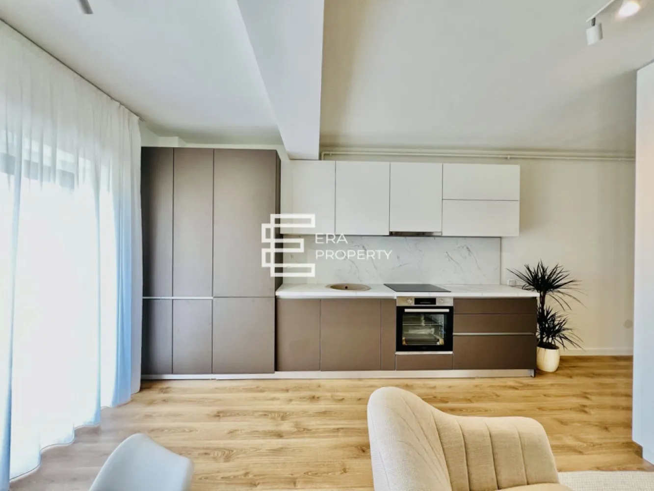 Apartament 1 cameră intabulat, logie 8 mp | DaVinci Homes – Cristian - Locuință cu parcare inclusă, încălzire în pardoseală, climă inclusă în preț și opțiuni de predare la alb, la cheie sau mobilat/utilat.

 𝐂𝐨𝐦𝐢𝐬𝐢𝐨𝐧 𝟎%
Apartament de vânzare în DaVinci Homes, ansamblu rezidențial premium situat în Cristian, în zona de Vest, cu acces rapid către Sibiu, Aeroport și Zona Industrială Vest.
Locuința este amplasată la parterul unei vile cu regim redus de înălțime P+2, cu doar 4 apartamente pe nivel. Apartamentul este intabulat, are o suprafață utilă de 𝟑𝟖 𝐦𝐩 și beneficiază de o 𝐥𝐨𝐠𝐢𝐞 𝐝𝐞 𝟖 𝐦𝐩 complet finisată.

𝐂𝐨𝐦𝐩𝐚𝐫𝐭𝐢𝐦𝐞𝐧𝐭𝐚𝐫𝐞:hol de acces, cameră open space cu bucătărie, baie, logie de 8 mp.

Apartamentul se poate achiziționa atât din surse proprii, cât și prin credit bancar.

𝐏𝐫𝐞𝐭̦𝐮𝐫𝐢 𝐬̦𝐢 𝐯𝐚𝐫𝐢𝐚𝐧𝐭𝐞 𝐝𝐞 𝐩𝐫𝐞𝐝𝐚𝐫𝐞:
𝐏𝐫𝐞𝐝𝐚𝐫𝐞 𝐥𝐚 𝐚𝐥𝐛: 𝟕𝟓.𝟓𝟎𝟎 𝐞𝐮𝐫𝐨, 𝐓𝐕𝐀 𝐢𝐧𝐜𝐥𝐮𝐬
𝐏𝐫𝐞𝐝𝐚𝐫𝐞 𝐥𝐚 𝐜𝐡𝐞𝐢𝐞: 𝟖𝟎.𝟕𝟎𝟎 𝐞𝐮𝐫𝐨, 𝐓𝐕𝐀 𝐢𝐧𝐜𝐥𝐮𝐬
𝐏𝐫𝐞𝐝𝐚𝐫𝐞 𝐦𝐨𝐛𝐢𝐥𝐚𝐭 𝐬̦𝐢 𝐮𝐭𝐢𝐥𝐚𝐭: 𝟗𝟒.𝟓𝟎𝟎 𝐞𝐮𝐫𝐨, 𝐓𝐕𝐀 𝐢𝐧𝐜𝐥𝐮𝐬

𝐃𝐨𝐭𝐚̆𝐫𝐢 𝐬̦𝐢 𝐟𝐢𝐧𝐢𝐬𝐚𝐣𝐞 𝐩𝐞𝐧𝐭𝐫𝐮 𝐯𝐚𝐫𝐢𝐚𝐧𝐭𝐚 𝐥𝐚 𝐜𝐡𝐞𝐢𝐞:
ușă de acces
pereți finisați
încălzire în pardoseală
centrală proprie pe gaz
instalație electrică completă, cu prize și întrerupătoare
gresie, faianță și parchet
corpuri de iluminat
baie complet utilată
aparat de aer condiționat inclus în preț

𝐀𝐯𝐚𝐧𝐭𝐚𝐣𝐞 𝐚𝐩𝐚𝐫𝐭𝐚𝐦𝐞𝐧𝐭:
apartament intabulat
loc de parcare inclus în preț
aparat de aer condiționat inclus în preț
încălzire în pardoseală
izolație cu vată bazaltică
jaluzele exterioare electrice
logie finisată cu granit și balustradă din sticlă securizată
casa scării placată cu granit
exterior finisat cu inserții de larice siberian și piatră naturală
orientare sudică și vedere spre munți

***𝐅𝐨𝐭𝐨𝐠𝐫𝐚𝐟𝐢𝐢𝐥𝐞 𝐬𝐮𝐧𝐭 𝐜𝐮 𝐭𝐢𝐭𝐥𝐮 𝐢𝐧𝐟𝐨𝐫𝐦𝐚𝐭𝐢𝐯. 𝐈̂𝐧 𝐩𝐫𝐞𝐳𝐞𝐧𝐭 𝐬𝐞 𝐥𝐮𝐜𝐫𝐞𝐚𝐳𝐚̆ 𝐥𝐚 𝐟𝐢𝐧𝐢𝐬𝐚𝐣𝐞𝐥𝐞 𝐢𝐧𝐭𝐞𝐫𝐢𝐨𝐚𝐫𝐞 𝐚𝐥𝐞 𝐚𝐩𝐚𝐫𝐭𝐚𝐦𝐞𝐧𝐭𝐮𝐥𝐮𝐢.