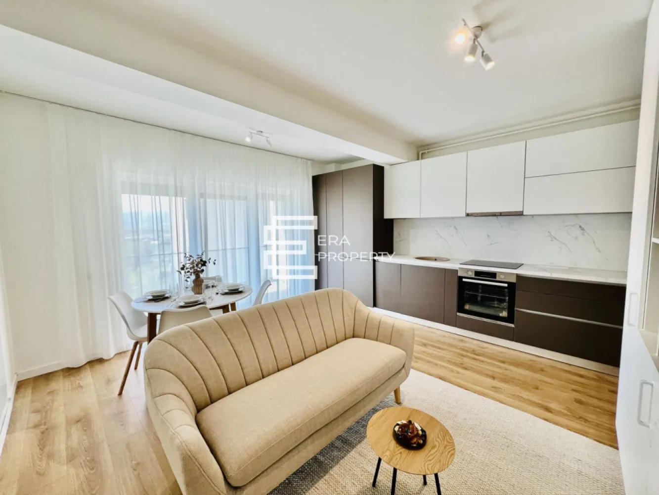 Apartament 1 cameră intabulat, logie 8 mp | DaVinci Homes – Cristian - Locuință cu parcare inclusă, încălzire în pardoseală, climă inclusă în preț și opțiuni de predare la alb, la cheie sau mobilat/utilat.

 𝐂𝐨𝐦𝐢𝐬𝐢𝐨𝐧 𝟎%
Apartament de vânzare în DaVinci Homes, ansamblu rezidențial premium situat în Cristian, în zona de Vest, cu acces rapid către Sibiu, Aeroport și Zona Industrială Vest.
Locuința este amplasată la parterul unei vile cu regim redus de înălțime P+2, cu doar 4 apartamente pe nivel. Apartamentul este intabulat, are o suprafață utilă de 𝟑𝟖 𝐦𝐩 și beneficiază de o 𝐥𝐨𝐠𝐢𝐞 𝐝𝐞 𝟖 𝐦𝐩 complet finisată.

𝐂𝐨𝐦𝐩𝐚𝐫𝐭𝐢𝐦𝐞𝐧𝐭𝐚𝐫𝐞:hol de acces, cameră open space cu bucătărie, baie, logie de 8 mp.

Apartamentul se poate achiziționa atât din surse proprii, cât și prin credit bancar.

𝐏𝐫𝐞𝐭̦𝐮𝐫𝐢 𝐬̦𝐢 𝐯𝐚𝐫𝐢𝐚𝐧𝐭𝐞 𝐝𝐞 𝐩𝐫𝐞𝐝𝐚𝐫𝐞:
𝐏𝐫𝐞𝐝𝐚𝐫𝐞 𝐥𝐚 𝐚𝐥𝐛: 𝟕𝟓.𝟓𝟎𝟎 𝐞𝐮𝐫𝐨, 𝐓𝐕𝐀 𝐢𝐧𝐜𝐥𝐮𝐬
𝐏𝐫𝐞𝐝𝐚𝐫𝐞 𝐥𝐚 𝐜𝐡𝐞𝐢𝐞: 𝟖𝟎.𝟕𝟎𝟎 𝐞𝐮𝐫𝐨, 𝐓𝐕𝐀 𝐢𝐧𝐜𝐥𝐮𝐬
𝐏𝐫𝐞𝐝𝐚𝐫𝐞 𝐦𝐨𝐛𝐢𝐥𝐚𝐭 𝐬̦𝐢 𝐮𝐭𝐢𝐥𝐚𝐭: 𝟗𝟒.𝟓𝟎𝟎 𝐞𝐮𝐫𝐨, 𝐓𝐕𝐀 𝐢𝐧𝐜𝐥𝐮𝐬

𝐃𝐨𝐭𝐚̆𝐫𝐢 𝐬̦𝐢 𝐟𝐢𝐧𝐢𝐬𝐚𝐣𝐞 𝐩𝐞𝐧𝐭𝐫𝐮 𝐯𝐚𝐫𝐢𝐚𝐧𝐭𝐚 𝐥𝐚 𝐜𝐡𝐞𝐢𝐞:
ușă de acces
pereți finisați
încălzire în pardoseală
centrală proprie pe gaz
instalație electrică completă, cu prize și întrerupătoare
gresie, faianță și parchet
corpuri de iluminat
baie complet utilată
aparat de aer condiționat inclus în preț

𝐀𝐯𝐚𝐧𝐭𝐚𝐣𝐞 𝐚𝐩𝐚𝐫𝐭𝐚𝐦𝐞𝐧𝐭:
apartament intabulat
loc de parcare inclus în preț
aparat de aer condiționat inclus în preț
încălzire în pardoseală
izolație cu vată bazaltică
jaluzele exterioare electrice
logie finisată cu granit și balustradă din sticlă securizată
casa scării placată cu granit
exterior finisat cu inserții de larice siberian și piatră naturală
orientare sudică și vedere spre munți

***𝐅𝐨𝐭𝐨𝐠𝐫𝐚𝐟𝐢𝐢𝐥𝐞 𝐬𝐮𝐧𝐭 𝐜𝐮 𝐭𝐢𝐭𝐥𝐮 𝐢𝐧𝐟𝐨𝐫𝐦𝐚𝐭𝐢𝐯. 𝐈̂𝐧 𝐩𝐫𝐞𝐳𝐞𝐧𝐭 𝐬𝐞 𝐥𝐮𝐜𝐫𝐞𝐚𝐳𝐚̆ 𝐥𝐚 𝐟𝐢𝐧𝐢𝐬𝐚𝐣𝐞𝐥𝐞 𝐢𝐧𝐭𝐞𝐫𝐢𝐨𝐚𝐫𝐞 𝐚𝐥𝐞 𝐚𝐩𝐚𝐫𝐭𝐚𝐦𝐞𝐧𝐭𝐮𝐥𝐮𝐢.