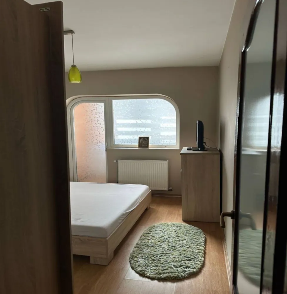 BRASADAS vinde Ap 2 cam, 56mp, et 2/9, Marasti - Fabricii - Apartamentul este decomandat si are o suprafata totala de 64 mp, respectiv 56 mp suprafata utila. Se vinde utilat si mobilat, cu centrala termica proprie, geamuri termopan, gresie, faianta, parchet, usi interioare si usa metalica la intrare.
Apartamentul este compartimentat astfel:
- 2 camere
- 1 bucătărie
- 1 cămară pentru alimente
- 1 debara
- 2 balcoane, unul închis tranformat în logie.

Apelati cu incredere pentru vizionare.