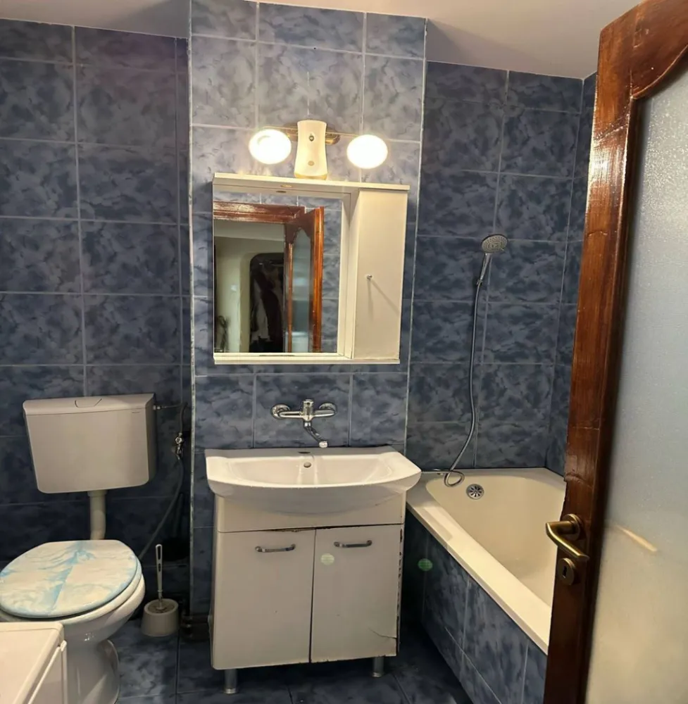 BRASADAS vinde Ap 2 cam, 56mp, et 2/9, Marasti - Fabricii - Apartamentul este decomandat si are o suprafata totala de 64 mp, respectiv 56 mp suprafata utila. Se vinde utilat si mobilat, cu centrala termica proprie, geamuri termopan, gresie, faianta, parchet, usi interioare si usa metalica la intrare.
Apartamentul este compartimentat astfel:
- 2 camere
- 1 bucătărie
- 1 cămară pentru alimente
- 1 debara
- 2 balcoane, unul închis tranformat în logie.

Apelati cu incredere pentru vizionare.