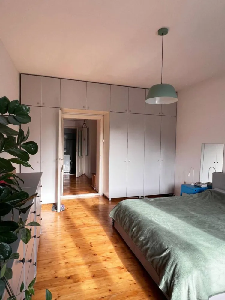 BRASADAS vinde Ap 2 cam 77mp Parter Parcul Feroviarilor - BRASADAS vinde apartament cu 2 camere, situat in ZONĂ DE CASE foarte liniștită cu front la stradă.
Apartamentul este situat la 2 pași de parcul Feroviar și cam la 20 - 25 minute de mers pe jos din centrul Clujului. 
Apartamentul este compus din 2 camere DECOMANDATE, bucătărie generoasă, hol, baie și cămară cu geam și are o suprafata utila de 77 mp.
Apartamentul mai deține un spațiu de depozitare de 22 mp. 
Exista posibilitate de mansardare. 
Loc de parcare în fața casei.
www.brasadas.com.