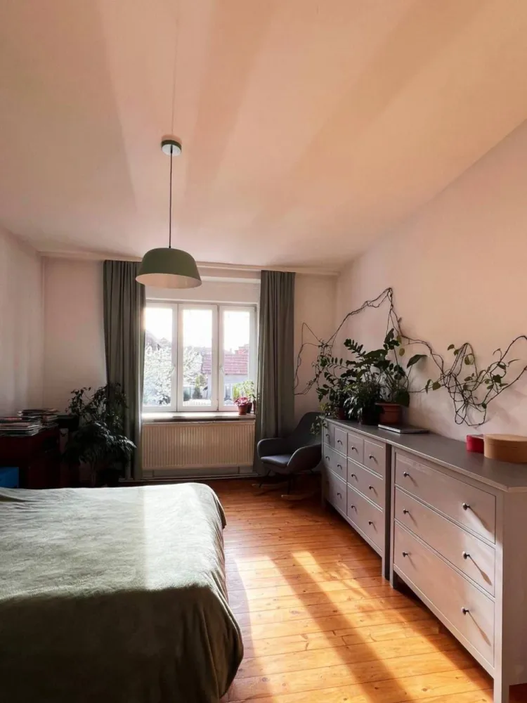 BRASADAS vinde Ap 2 cam 77mp Parter Parcul Feroviarilor - BRASADAS vinde apartament cu 2 camere, situat in ZONĂ DE CASE foarte liniștită cu front la stradă.
Apartamentul este situat la 2 pași de parcul Feroviar și cam la 20 - 25 minute de mers pe jos din centrul Clujului. 
Apartamentul este compus din 2 camere DECOMANDATE, bucătărie generoasă, hol, baie și cămară cu geam și are o suprafata utila de 77 mp.
Apartamentul mai deține un spațiu de depozitare de 22 mp. 
Exista posibilitate de mansardare. 
Loc de parcare în fața casei.
www.brasadas.com.