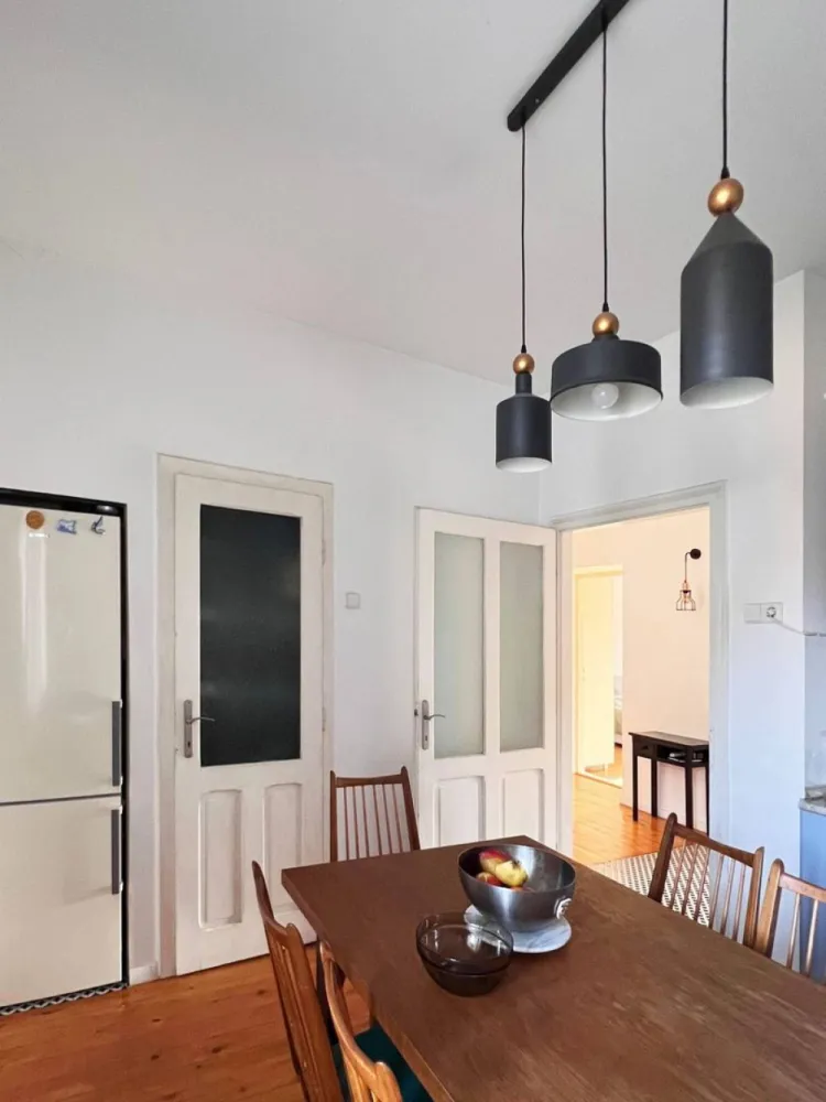 BRASADAS vinde Ap 2 cam 77mp Parter Parcul Feroviarilor - BRASADAS vinde apartament cu 2 camere, situat in ZONĂ DE CASE foarte liniștită cu front la stradă.
Apartamentul este situat la 2 pași de parcul Feroviar și cam la 20 - 25 minute de mers pe jos din centrul Clujului. 
Apartamentul este compus din 2 camere DECOMANDATE, bucătărie generoasă, hol, baie și cămară cu geam și are o suprafata utila de 77 mp.
Apartamentul mai deține un spațiu de depozitare de 22 mp. 
Exista posibilitate de mansardare. 
Loc de parcare în fața casei.
www.brasadas.com.