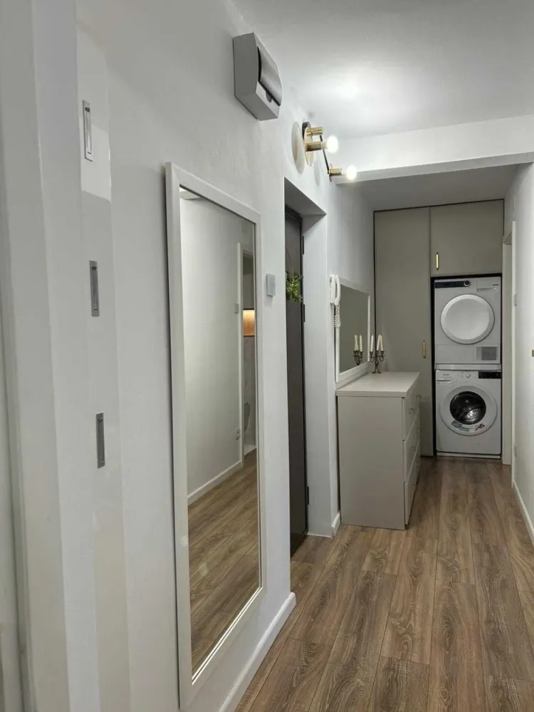 BRASADAS vinde Ap 2 cam 42mp et 1/4 Plopilor - Cluj - In zona Plopilor - pod Calvaria, pe strada Taberei, aproape de statia de tramvai/troleu/autobuz se afla un apartament de poveste.

Situat la primul etaj al unui imobil de patru etaje, imbogatit in fiecare dimineata de lumina soarelui, acest apartament te invita la odihna si relaxare.

Apartamentul semidecomandat este compartimentat astfel: 2 camere, bucatarie spatioasa, hol, spalatorie/debara, baie.

Recent renovat cu finisaje atent alese si mobilier personalizat de mdf vopsit, echipat cu masina de spalat vase incorporata, plita inductie, cuptor electric, frigider; masina de spalat haine si uscator, acest apartament isi asteapta noii proprietari.
