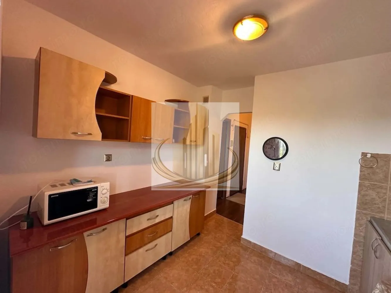 Apartament 2 camere decomandat etajul 3 Lipovei - Grand Mobilis Imobiliare vă oferă spre vânzare un apartament cu 2 camere, confort 1, decomandat, situat la etajul 3 din 4, în zona Lipovei.

Apartamentul are o suprafață totală de 54 mp și beneficiază de finisaje precum tâmplărie PVC cu geam termopan, gresie, parchet și uși interioare schimbate.

Locuința se vinde complet mobilată și utilată, exact cum se prezintă în fotografii, fiind pregătită pentru mutare imediată.

Pentru mai multe informații sau pentru programarea unei vizionări, vă stăm la dispoziție.

ID intern CP3217524