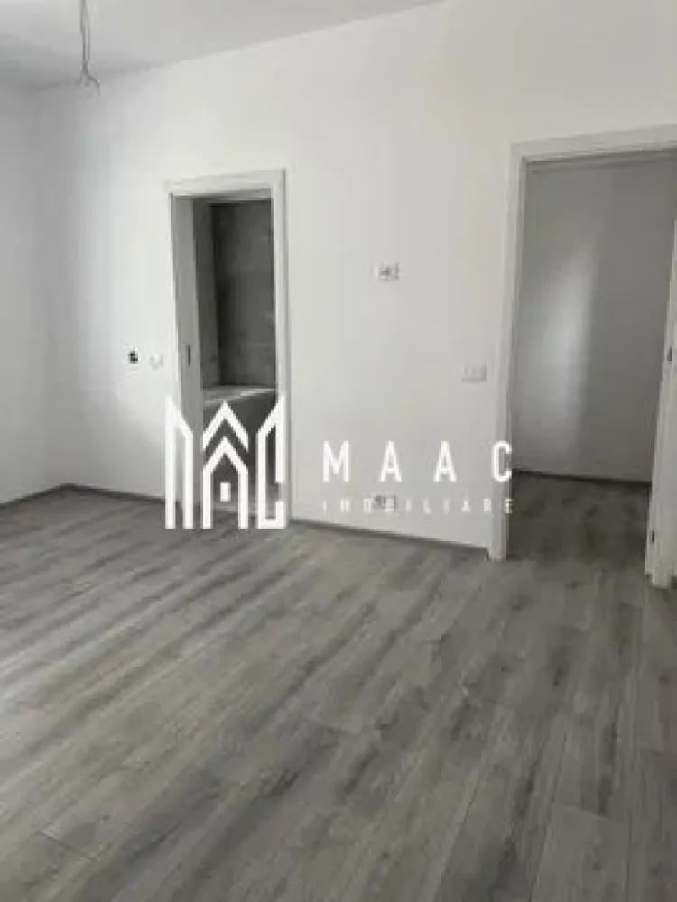 Apartament 3 camere decomandat | Ostroveni | 87 mp, INTABULAT - Apartament de vânzare cu 3 camere decomandat în zona Ostroveni din Râmnicu Vâlcea, cu 87 mp utili, 2 băi și balcon închis, într-un imobil nou INTABULAT.

Detalii proprietate:
• Suprafață utilă: 87 mp
• Compartimentare: living, 2 dormitoare, bucătărie, 2 băi, hol și balcon
• Poziționat la demisol înalt, într-un bloc cu 4 etaje
• Imobil finalizat în 2026, cu structură din cărămidă
• Stare interioară: ultrafinisat
• Apartament recepționat și INTABULAT
• Contractul final de vânzare poate fi încheiat imediat

Proprietatea este situată în Ostroveni, Râmnicu Vâlcea, într-un ansamblu rezidențial nou. Balconul închis adaugă spațiu suplimentar de utilizare, iar configurația cu 3 camere și 2 băi susține o organizare clară a zonei de zi și a zonei de odihnă.

Cod anunț CP3216788. Contactați echipa MAAC Imobiliare pentru detalii suplimentare și programarea unei vizionări.

Conținut optimizat cu AI, aprobat de agent uman.