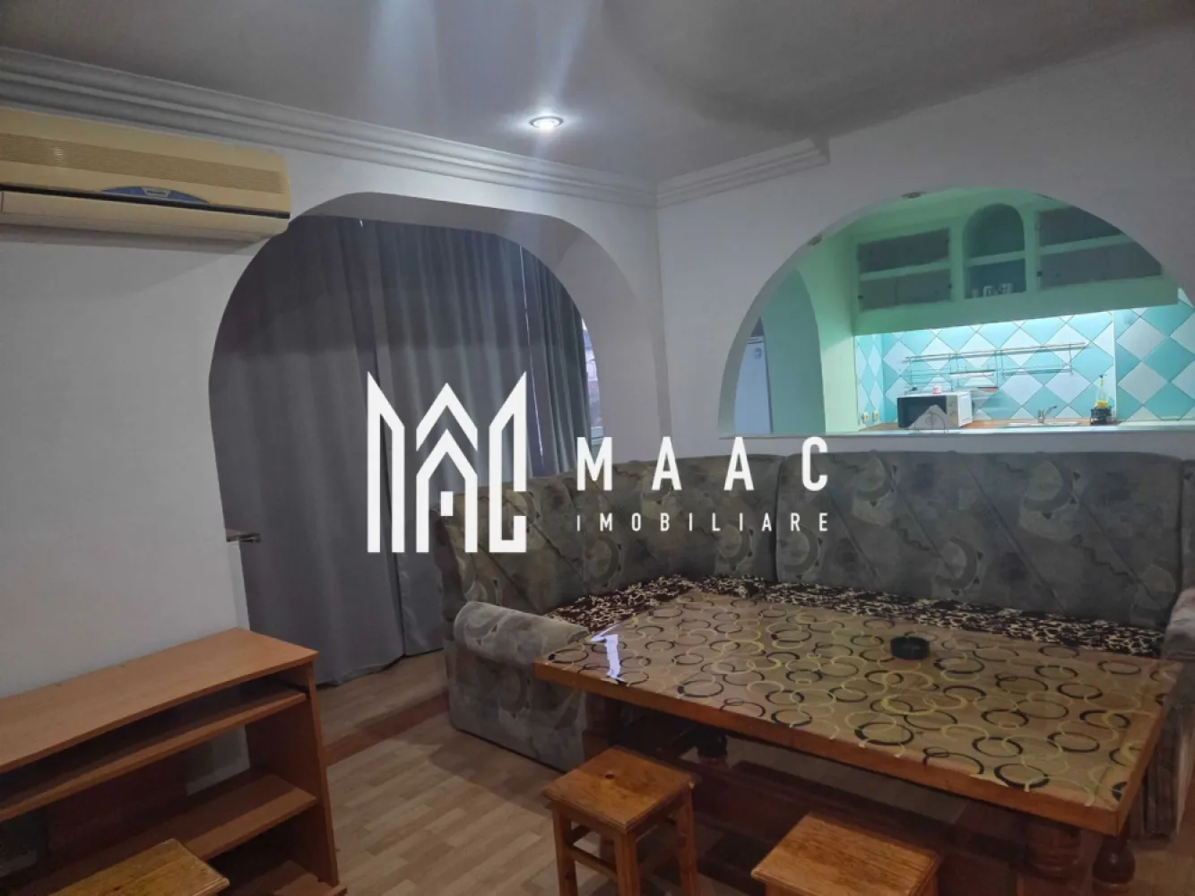 Apartament 3 camere | 65 Mp | Zona Terezian - MAAC Imobiliare vă oferă spre vânzare un apartament spațios, cu o suprafață utilă de 65 mp, situat într-o zonă bună din Sibiu, pe strada Rusciori, în apropierea bisericii.

Apartamentul dispune de 3 camere decomandate și este situat la etajul 2 al unui imobil bine întreținut.
S-au realizat câteva modificări funcționale între bucătărie, sufragerie și balcon, ceea ce oferă luminozitate naturală pe întreaga suprafață a locuinței.

Finisaje și dotări:

Ușă de intrare metalică
Geamuri termopan;

Pereți vopsiți cu lavabil
Pardoseli din gresie și parchet

Bucătărie mobilată și utilată (aragaz, frigider, chiuvetă)
Baie cu acces printr-un hol dedicat;
Balcon închis cu tâmplărie PVC

Contorizare individuală (apometre pentru apă, gaz, curent
Centrală termică proprie pe gaz, în stare de funcționare și cu verificare tehnică valabilă.

Apartamentul se vinde mobilat și utilat, conform fotografiilor de prezentare
Parcare disponibilă în imediata apropiere a blocului.

Pentru mai multe detalii și programarea unei vizionări, vă rugăm să ne contactați specificând ID:CP2812863