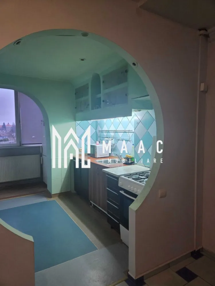Apartament 3 camere | 65 Mp | Zona Terezian - MAAC Imobiliare vă oferă spre vânzare un apartament spațios, cu o suprafață utilă de 65 mp, situat într-o zonă bună din Sibiu, pe strada Rusciori, în apropierea bisericii.

Apartamentul dispune de 3 camere decomandate și este situat la etajul 2 al unui imobil bine întreținut.
S-au realizat câteva modificări funcționale între bucătărie, sufragerie și balcon, ceea ce oferă luminozitate naturală pe întreaga suprafață a locuinței.

Finisaje și dotări:

Ușă de intrare metalică
Geamuri termopan;

Pereți vopsiți cu lavabil
Pardoseli din gresie și parchet

Bucătărie mobilată și utilată (aragaz, frigider, chiuvetă)
Baie cu acces printr-un hol dedicat;
Balcon închis cu tâmplărie PVC

Contorizare individuală (apometre pentru apă, gaz, curent
Centrală termică proprie pe gaz, în stare de funcționare și cu verificare tehnică valabilă.

Apartamentul se vinde mobilat și utilat, conform fotografiilor de prezentare
Parcare disponibilă în imediata apropiere a blocului.

Pentru mai multe detalii și programarea unei vizionări, vă rugăm să ne contactați specificând ID:CP2812863