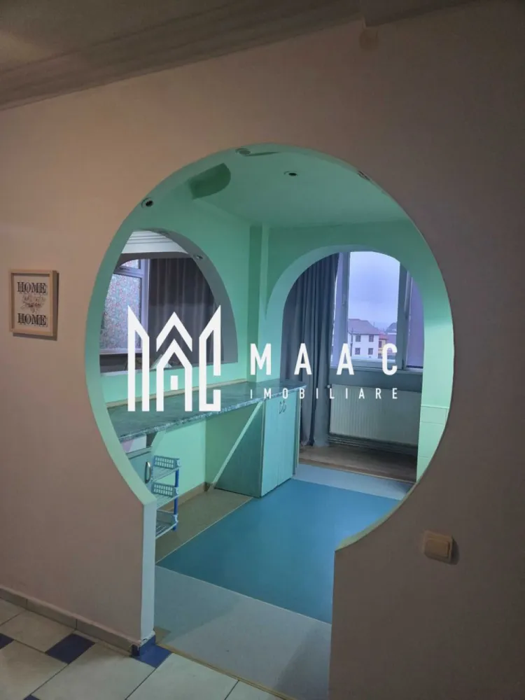 Apartament 3 camere | 65 Mp | Zona Terezian - MAAC Imobiliare vă oferă spre vânzare un apartament spațios, cu o suprafață utilă de 65 mp, situat într-o zonă bună din Sibiu, pe strada Rusciori, în apropierea bisericii.

Apartamentul dispune de 3 camere decomandate și este situat la etajul 2 al unui imobil bine întreținut.
S-au realizat câteva modificări funcționale între bucătărie, sufragerie și balcon, ceea ce oferă luminozitate naturală pe întreaga suprafață a locuinței.

Finisaje și dotări:

Ușă de intrare metalică
Geamuri termopan;

Pereți vopsiți cu lavabil
Pardoseli din gresie și parchet

Bucătărie mobilată și utilată (aragaz, frigider, chiuvetă)
Baie cu acces printr-un hol dedicat;
Balcon închis cu tâmplărie PVC

Contorizare individuală (apometre pentru apă, gaz, curent
Centrală termică proprie pe gaz, în stare de funcționare și cu verificare tehnică valabilă.

Apartamentul se vinde mobilat și utilat, conform fotografiilor de prezentare
Parcare disponibilă în imediata apropiere a blocului.

Pentru mai multe detalii și programarea unei vizionări, vă rugăm să ne contactați specificând ID:CP2812863