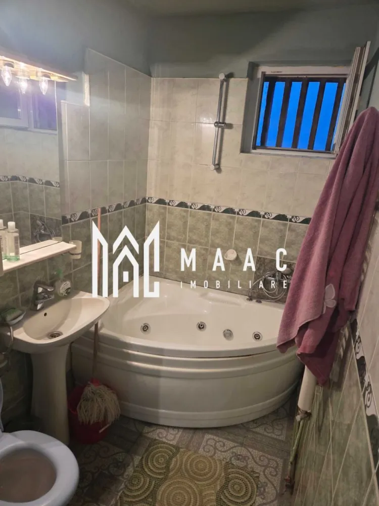 Apartament 3 camere | 65 Mp | Zona Terezian - MAAC Imobiliare vă oferă spre vânzare un apartament spațios, cu o suprafață utilă de 65 mp, situat într-o zonă bună din Sibiu, pe strada Rusciori, în apropierea bisericii.

Apartamentul dispune de 3 camere decomandate și este situat la etajul 2 al unui imobil bine întreținut.
S-au realizat câteva modificări funcționale între bucătărie, sufragerie și balcon, ceea ce oferă luminozitate naturală pe întreaga suprafață a locuinței.

Finisaje și dotări:

Ușă de intrare metalică
Geamuri termopan;

Pereți vopsiți cu lavabil
Pardoseli din gresie și parchet

Bucătărie mobilată și utilată (aragaz, frigider, chiuvetă)
Baie cu acces printr-un hol dedicat;
Balcon închis cu tâmplărie PVC

Contorizare individuală (apometre pentru apă, gaz, curent
Centrală termică proprie pe gaz, în stare de funcționare și cu verificare tehnică valabilă.

Apartamentul se vinde mobilat și utilat, conform fotografiilor de prezentare
Parcare disponibilă în imediata apropiere a blocului.

Pentru mai multe detalii și programarea unei vizionări, vă rugăm să ne contactați specificând ID:CP2812863