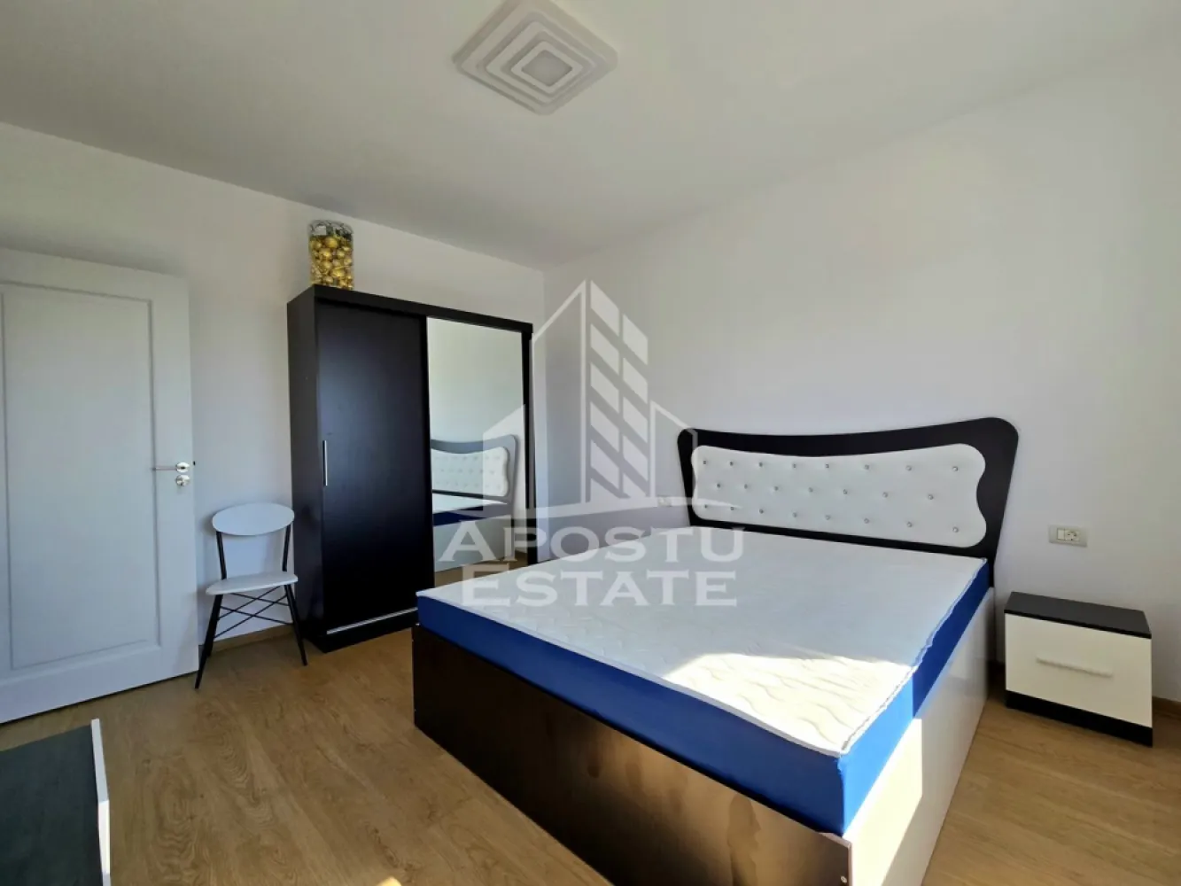 Apartament cu 3 camere, 2 balcoane, zona Calea Urseni - Apostu Estate va ofera spre vanzare un apartament cu 3 camere, 2 balcoane si loc de parcare inclus, amplasat la etajul 3 din 3 al unui bloc anvelopat exterior, in zona Calea Urseni. Apartamentul se afla la 300 m fata de statia de autobuz. 

Apartamentul are o suprafata utila aproximativa de 70 mp, fiind compartimentat astfel: 
-living spatios cu iesire la balcon 
- bucatarie cu loc de luat masa 
- dormitor 
- baie cu dus si prevazuta cu geam 
- dormitor matrimonial cu iesire la balcon 

Apartamentul se vinde mobilat si utilat si beneficiaza de un loc de parcare inscris in cartea funciara. 

Oferim consultanta bancara prin colaboratorii nostri pentru alegerea celui mai potrivit credit.

Disponibil imediat! 
Va asteptam cu drag la o vizionare chiar astazi!